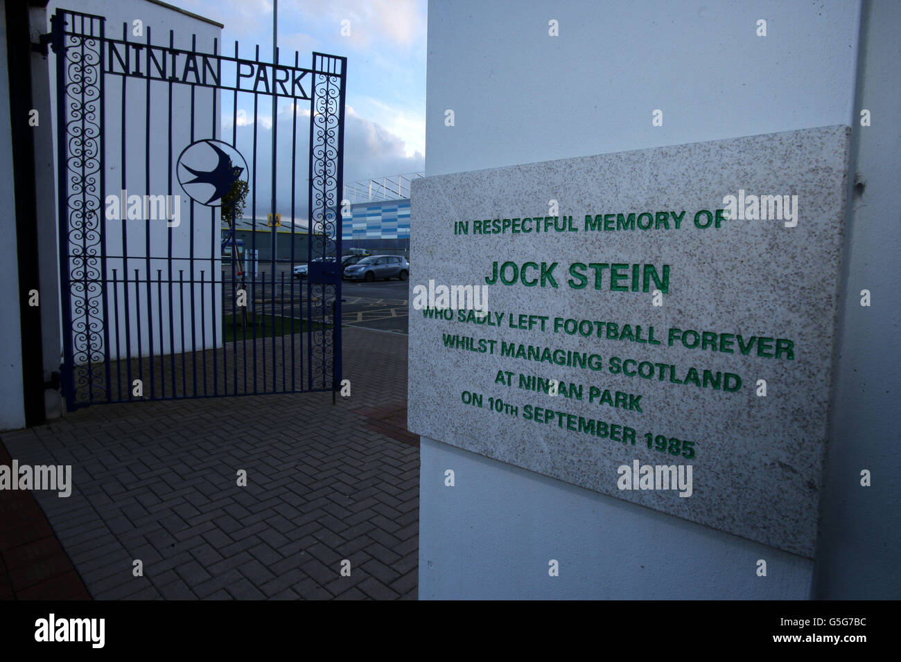 Die alten Ninian Park Gates mit der Gedenktafel an den ehemaligen Schottland-Manager Jock Stein vor dem FIFA-WM-Qualifikationsspiel 2014 im Cardiff City Stadium, Cardiff. Stockfoto
