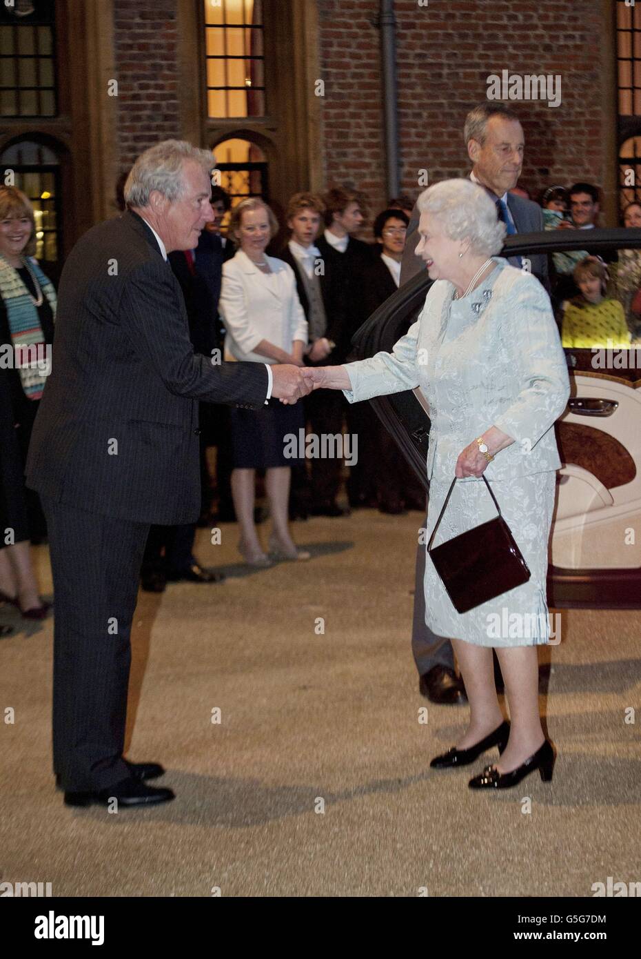 Provost von Eton, Lord Waldegrave (links) von North Hill begrüßt Königin Elizabeth II. Bei einem Besuch des Duke of Edinburgh (nicht abgebildet) im Eton College zu einem Abendessen und Musikkonzert, das vom College zur Feier des Diamond Jubilee gegeben wird. Stockfoto