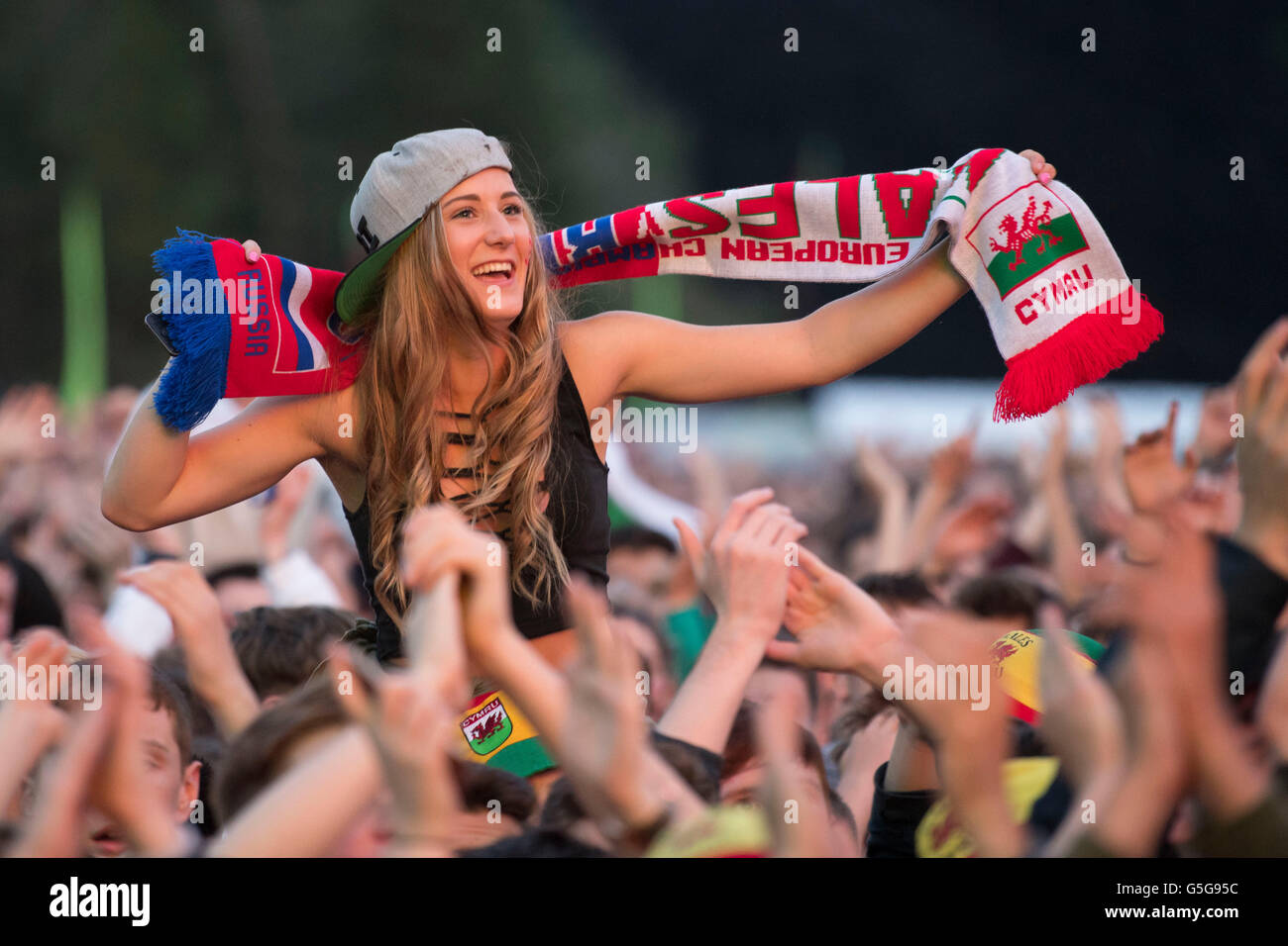 Wales-Fußball-Fans feiern nach gerade ihre Fußball-Nationalmannschaft in der Gruppe B der Euro 2016 Russland schlagen. Stockfoto