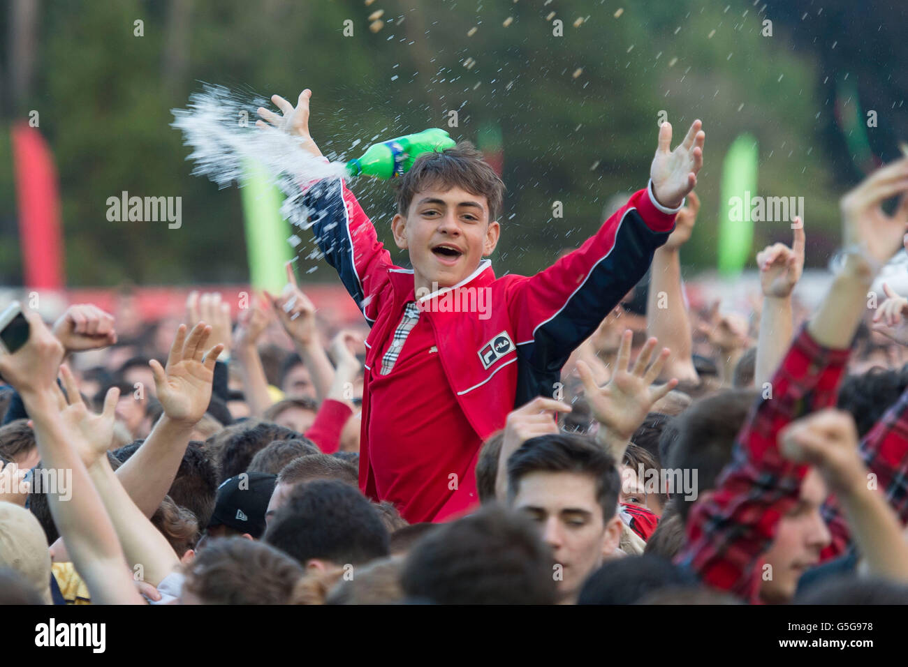 Wales Fußball-Fans in der Fanzone Wales in Cardiff, Coopers Feld für Russland V Wales Euro 2016 Gruppe B Spiel. Stockfoto