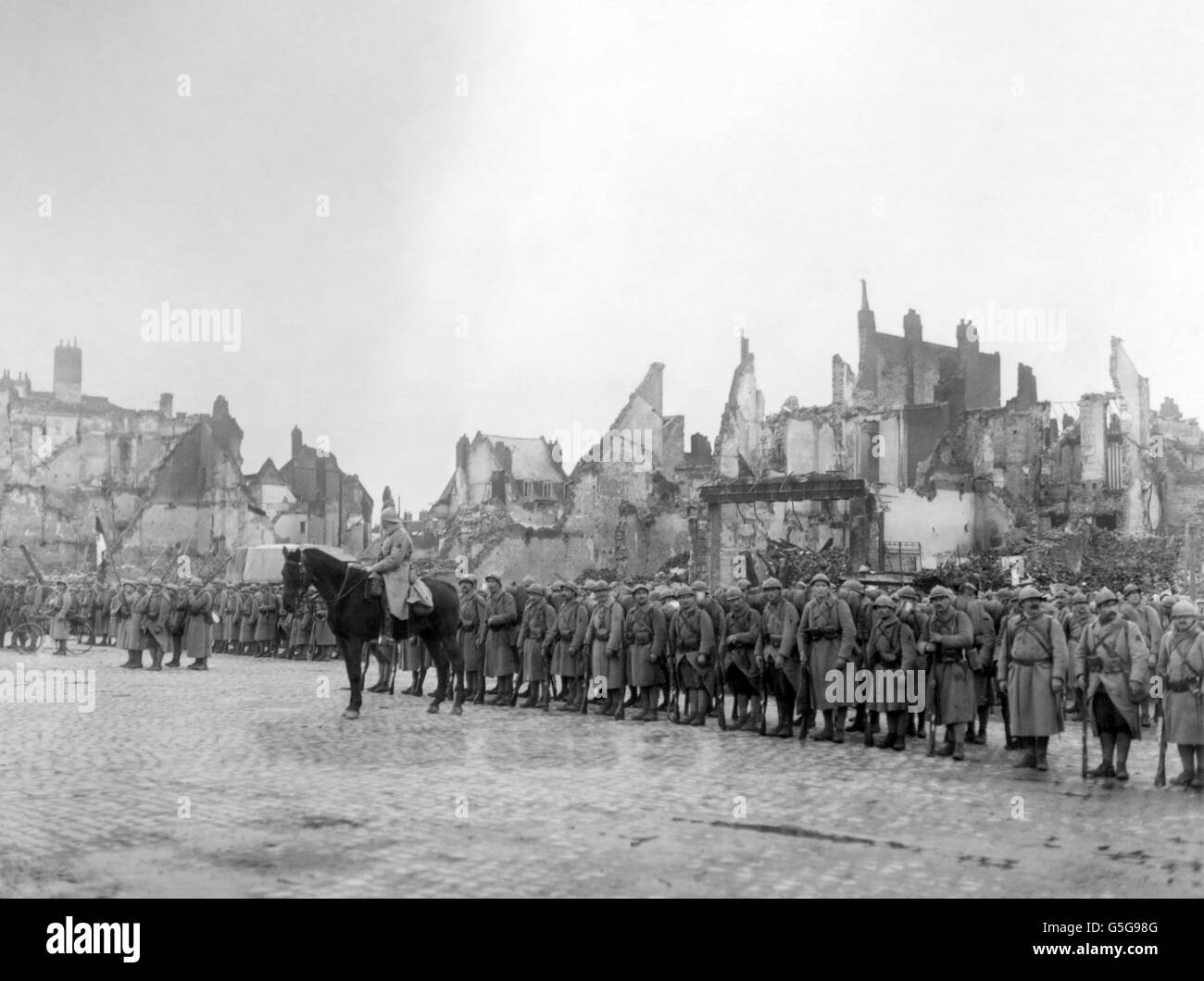 Ein Regiment der französischen Marinefusilien, die auf dem ruinierten Platz in Cambrai, Frankreich ankommen. Stockfoto