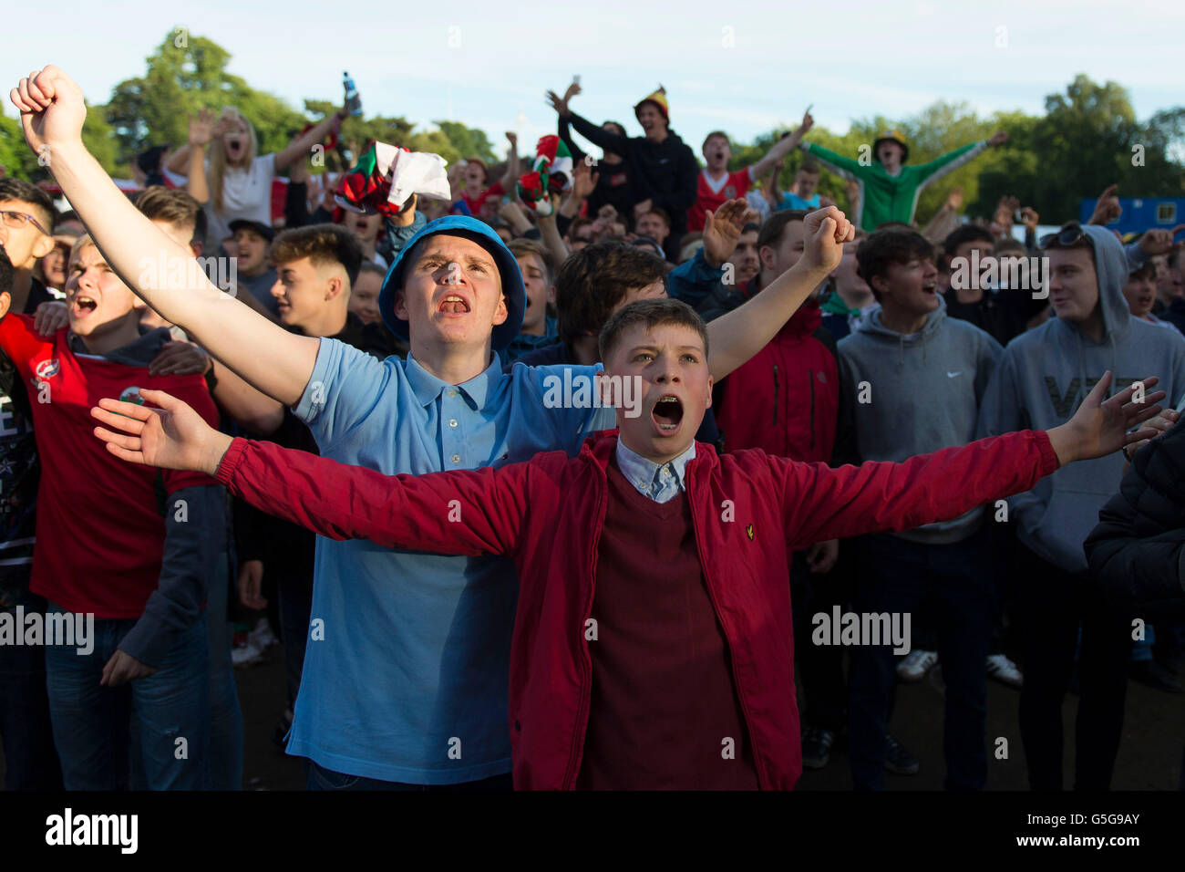 Wales Fußballfans bei der Wales-Unterstützer Fanzone in Coopers Feld, Cardiff, für die Euro 2016 Wales V Russland Spiel. Stockfoto