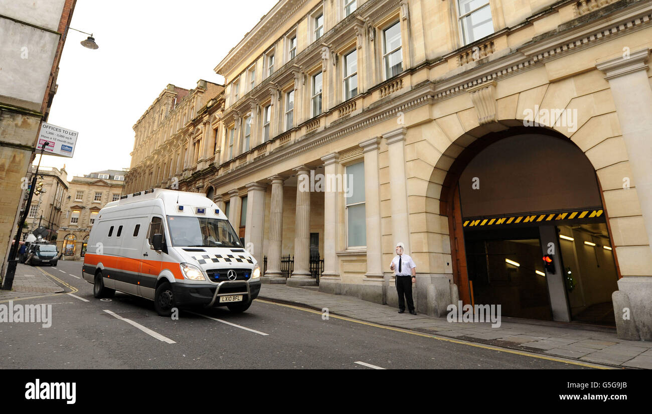 RÜCKÜBERTRAGUNG KORREKTUR SCHLÜSSELWORT EIN hoher Sicherheit van gedacht, um mit Christopher Halliwell kommt am Bristol Crown Court. Stockfoto