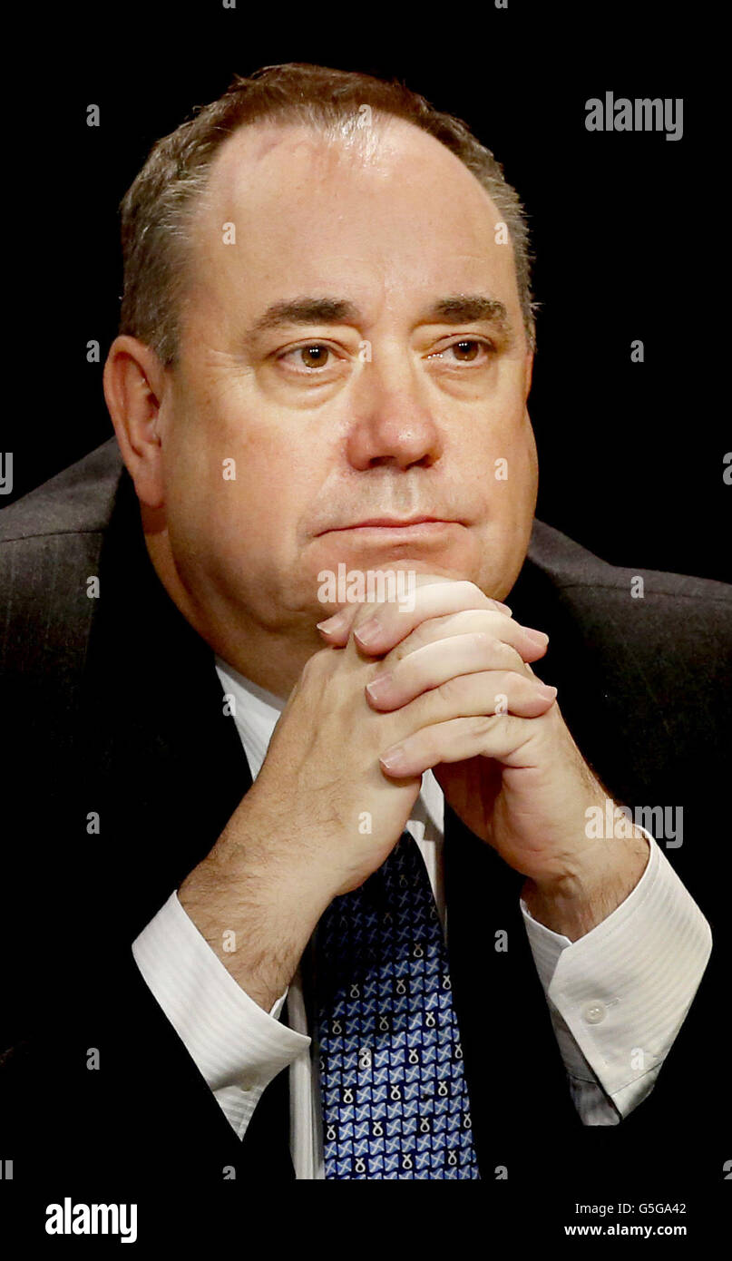 Der erste Minister Alex Salmond ist während der jährlichen nationalen Konferenz der Scottish National Party (SNP) in der Perth Concert Hall in Schottland abgebildet. Stockfoto