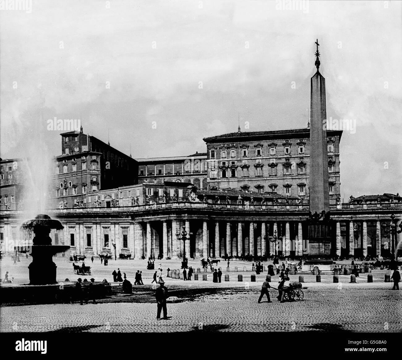 DerObelisk Auf Dem Petersplatz Vor Dem Vatikan in Rom. Der Obelisk in der Mitte der Petersplatz in Rom. Stockfoto