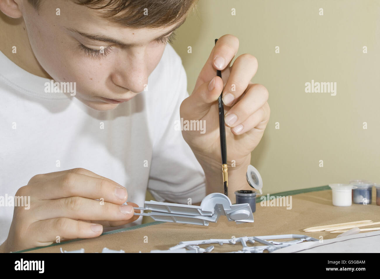 Teenager Airfix Modellteile Malerei. Stockfoto