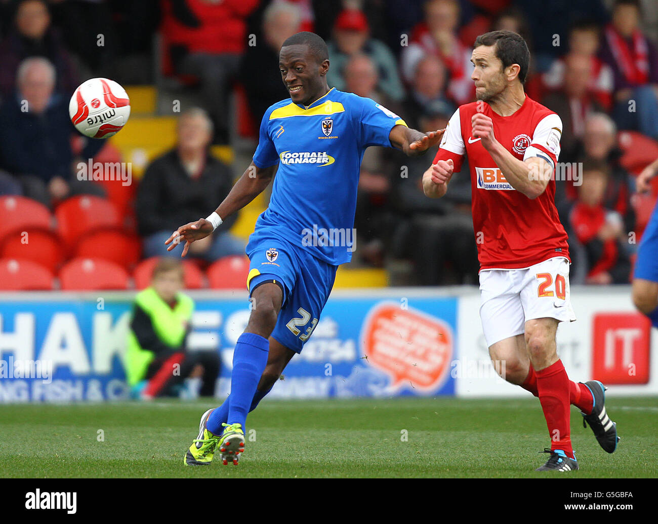 Damien Johnson von Fleetwood Town und Rashid Yussuff von AFC Wimbledon während des Spiels der npower Football League Two im Higbury Stadium, Fleetwood. Stockfoto