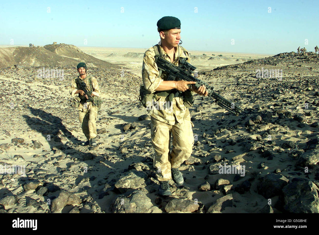 Royal Marine Commandos bei Übung in der Wüste von Oman Teil von SAIF SAREEA 2 eine Übung mit gemeinsamen Kräften. L/CPL Jason Evans, 25, aus Southampton (links) und Marine Craig Pompey, 19, aus Bridgewater patrouillieren während des Trainings auf einem Hügel. * 26/10/01: Mitglieder der arktischen und bergkriegsgewehrten Truppen der 3 Commando Brigade könnten zu den Truppen gehören, die die britische Regierung voraussichtlich ankündigen wird, dass sie sich in der Region aufhalten werden, wenn Genossen von einer Trainingsübung im Oman zurückkehren. Es wird erwartet, dass sie auf dem Flugzeugträger HMS stationiert und einsatzbereit in Afghanistan sein werden Stockfoto