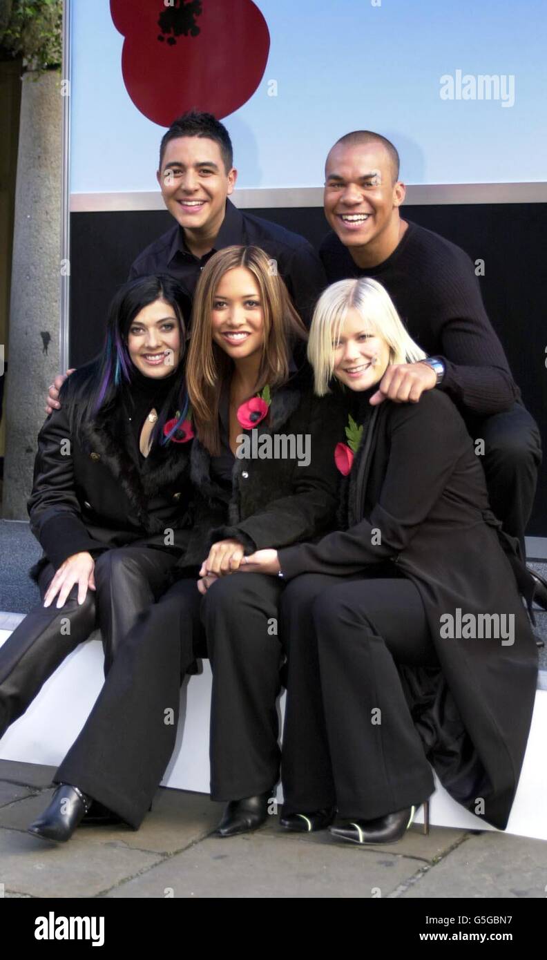 Die Popgruppe Hear'Say (oberste Reihe L-R) Noel Sullivan und Danny Foster (untere Reihe L-R) Kym Marsh, Myleene Klass, Suzanne Shaw bei der Vorstellung von The Poppy Appeal im Londoner Covent Garden. * die Gruppe unterstützt den 80th Appeal, der die Wohlfahrt- und Umsiedlungsarbeit der Royal British Legion für ehemalige Dienstleute und ihre Angehörigen finanziert. Stockfoto