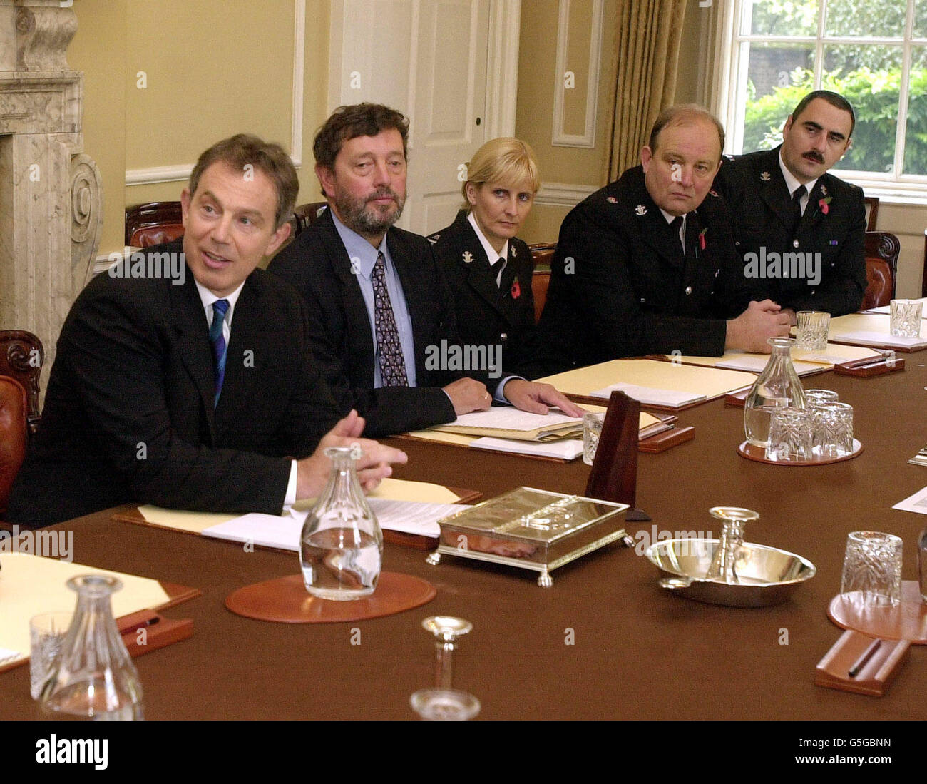 (Von rechts) PC Wayne Locke und Superintendent Colin Jones vom Vale of Glamorgan und Special PC Madeline Clements von Bridgend treffen Premierminister Tony Blair (links) und Innenminister David Blunkett bei einem Treffen im Kabinettsaal in der Downing Street 10 in London. * Ihr Treffen kam, als die Kriminalitätsrate in England und Wales im vergangenen Jahr um 12 % sank und die Wahrscheinlichkeit, Opfer zu werden, laut der veröffentlichten British Crime Survey auf dem niedrigsten Stand seit 20 Jahren liegt. Stockfoto