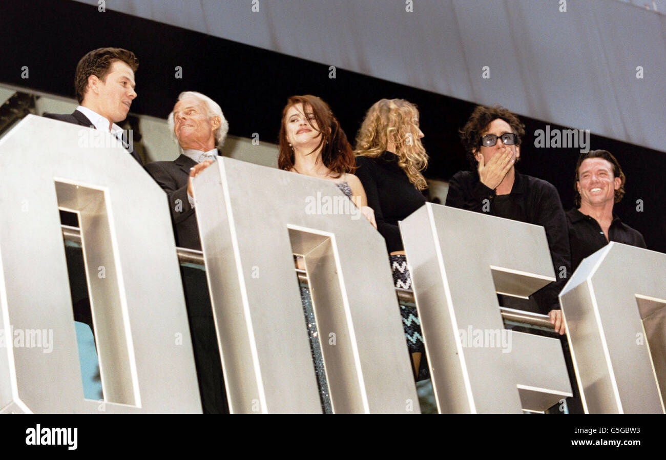 (L-R) die Schauspieler Mark Wahlberg, Helena Bonham Carter, Estella Warren, der Regisseur Tim Burton und Ape-Schullehrer Terry Noteay auf dem Balkon des Odeon Leicester Square zur Filmpremiere von Planet of the Apes in London. Stockfoto