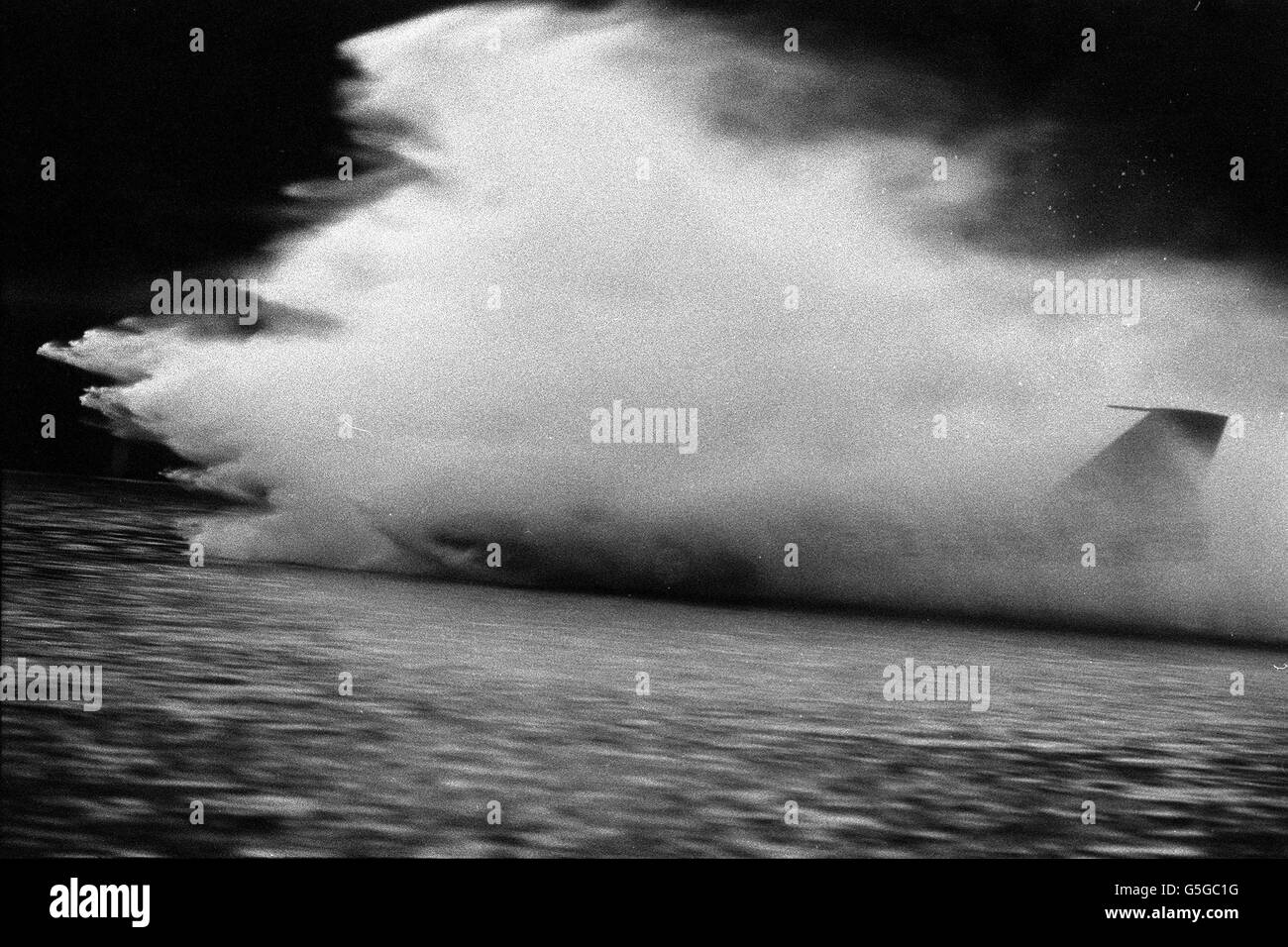BLUEBIRD 1966: Eine Schwanzflosse ist alles, was von Donald Campbells Bluebird zu sehen ist, da eine Wolke aus Spray das Schnellboot während Brems- und Beschleunigungsversuchen auf dem Lake Coniston, wo Donald Campbell sich auf einen Versuch auf den Weltrekord im Wasser vorbereitet, vor Augen hält. Stockfoto