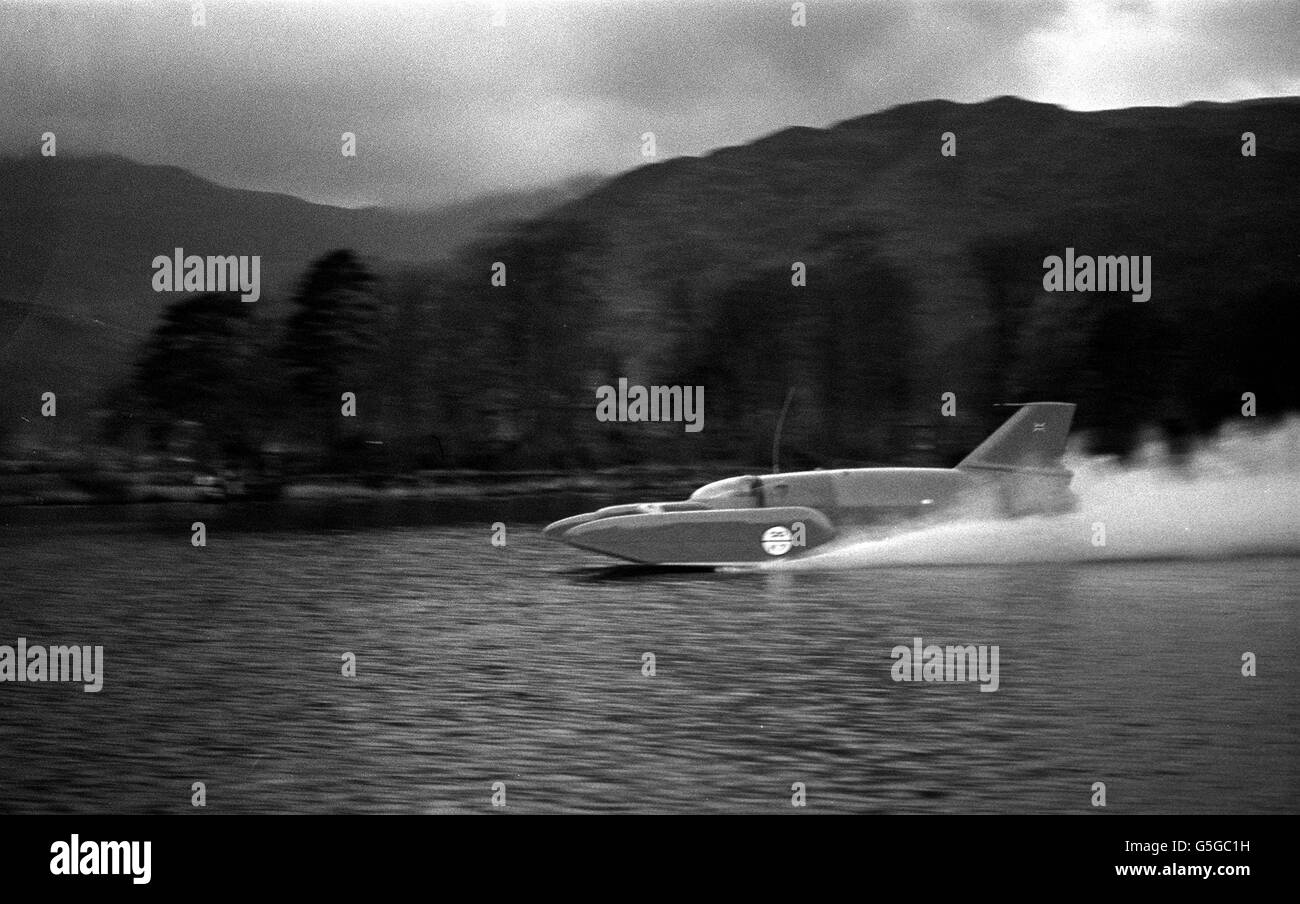 BLUEBIRD 1966: Donald Campbell's Bluebird auf dem Lake Coniston, wo Campbell sich auf einen Versuch auf den Weltrekord im Wasser vorbereitet. Stockfoto