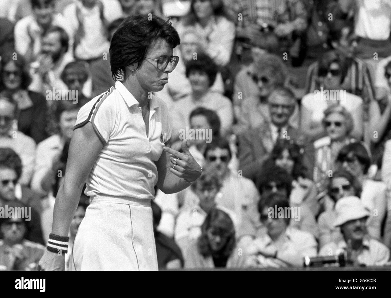 1979: 6-fache Einzelsiegerin der Damen, Billie Jean King, gibt sich auf Wimbledons Mittelfeld ein gutes Gespräch während ihres Viertelfinals-Kampfes mit Tracy Austin, 19 Jahre jünger. Miss Austin hat das Spiel gewonnen. (NEG. NR. 188888-55) Stockfoto