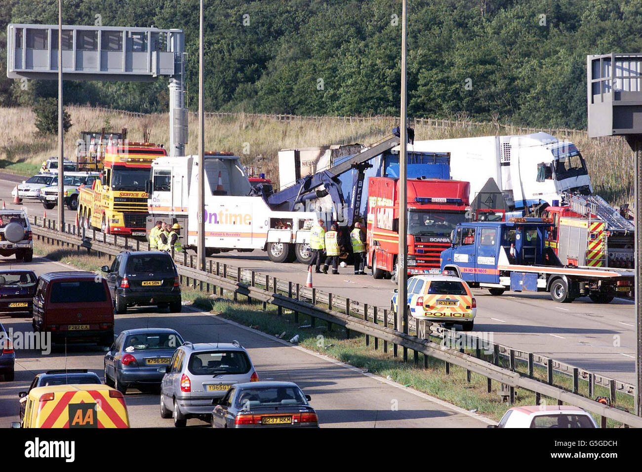 Die Szene auf der Autobahn M11 nach einem Unfall mit drei Schwerlastfahrzeugen und vier Autos. Vier Menschen waren vermutlich bei dem Unfall gestorben, zwischen den Kreuzungen sechs und sieben der Londoner Fahrbahn, südlich von Harlow, Essex. Stockfoto