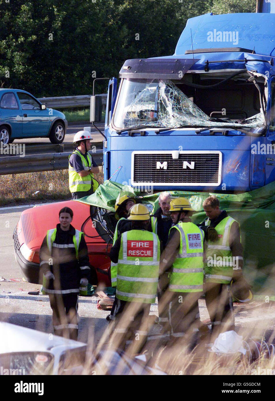Die Szene auf der Autobahn M11 nach einem Unfall mit drei Schwerlastfahrzeugen und vier Autos. Vier Menschen waren vermutlich bei dem Unfall gestorben, zwischen den Kreuzungen sechs und sieben der Londoner Fahrbahn, südlich von Harlow, Essex. Stockfoto