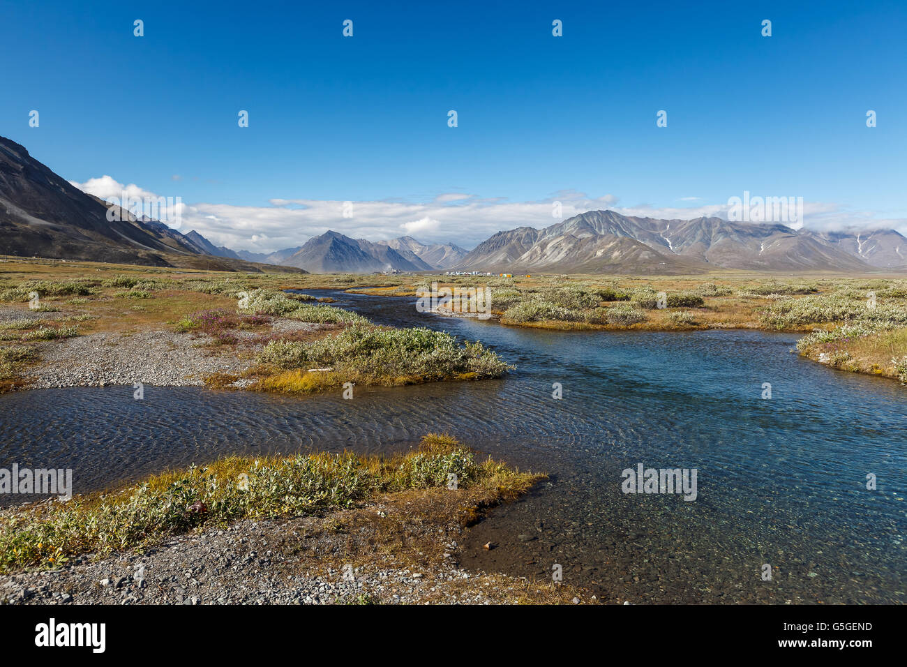 Tundra vor der Flussschleife mit Bergen oberhalb des Polarkreises, Russland Stockfoto