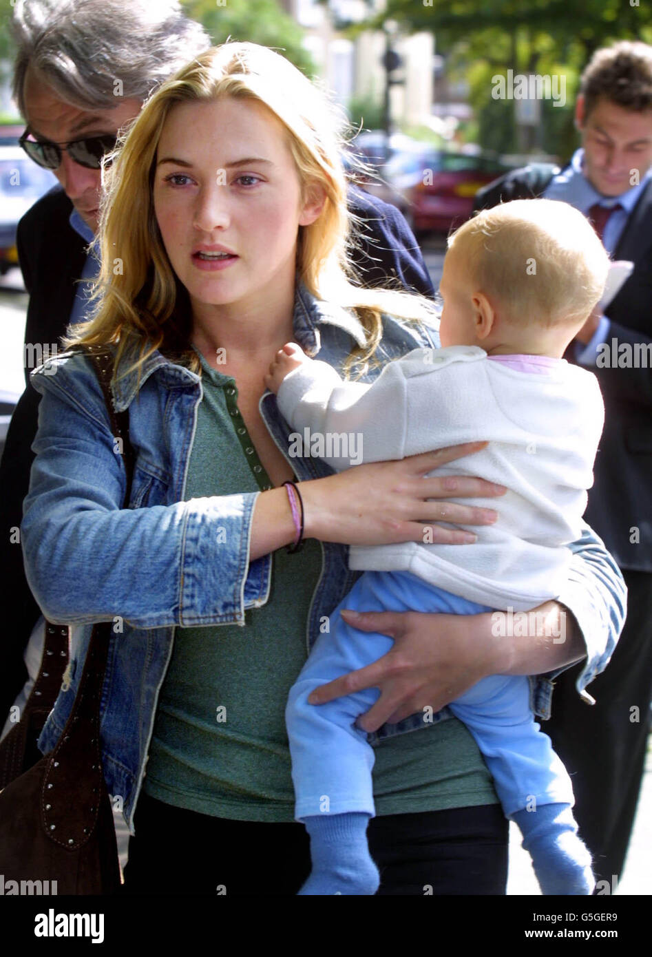 Die Schauspielerin Kate Winslet und das Baby Mia verlassen ihr Zuhause in Islington, London, nachdem sie mit dem Ehemann des Filmregisseurs Jim Threapleton nach einer dreijährigen Ehe getrennt wurden. Die Nachrichten haben die Showbusiness-Welt schockiert. * die Winslet's Ehe weithin als glücklich und stabil angesehen. Das Paar hat eine 11 Monate alte Tochter, Mia. Der Titanic-Star hat vermutlich vor einigen Wochen das Haus des Paares am Flussufer in Surrey verlassen und ist in ihre ehemalige Wohnung in Islington, N London, umgesiegt. 13/12/01: Kate Winslet und Baby Mia. Die Ehe von Filmstar Kate Winslet und Jim Threapleton war Stockfoto