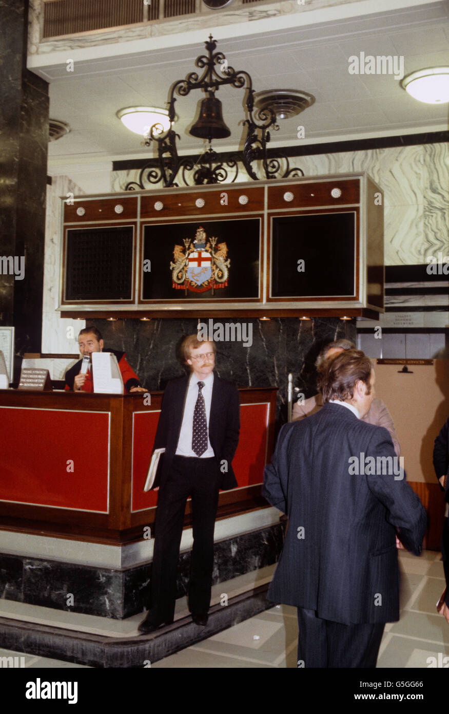 London Gebäude und Wahrzeichen - Lloyds of London - 1980. Die Lutine Bell bei Lloyd's in London. Stockfoto