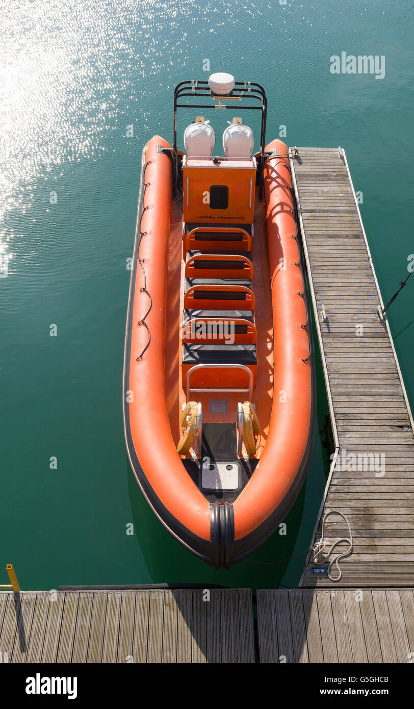 Orange Schlauchboot in der Brighton Marina für touristische Ausflüge Stockfoto