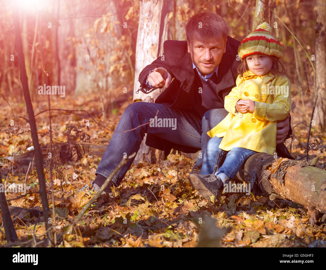 Vater und Tochter sitzen im Wald und Natur Live beobachten Stockfoto
