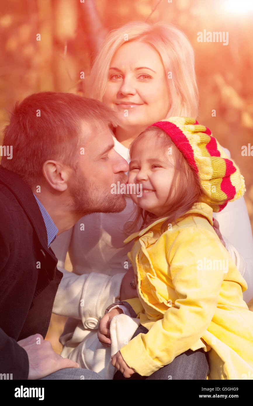 Glückliche europäischen Familie von drei Personen Vater Mutter wenig Baby-Mädchen Vater zärtlich küssen Kind Stockfoto