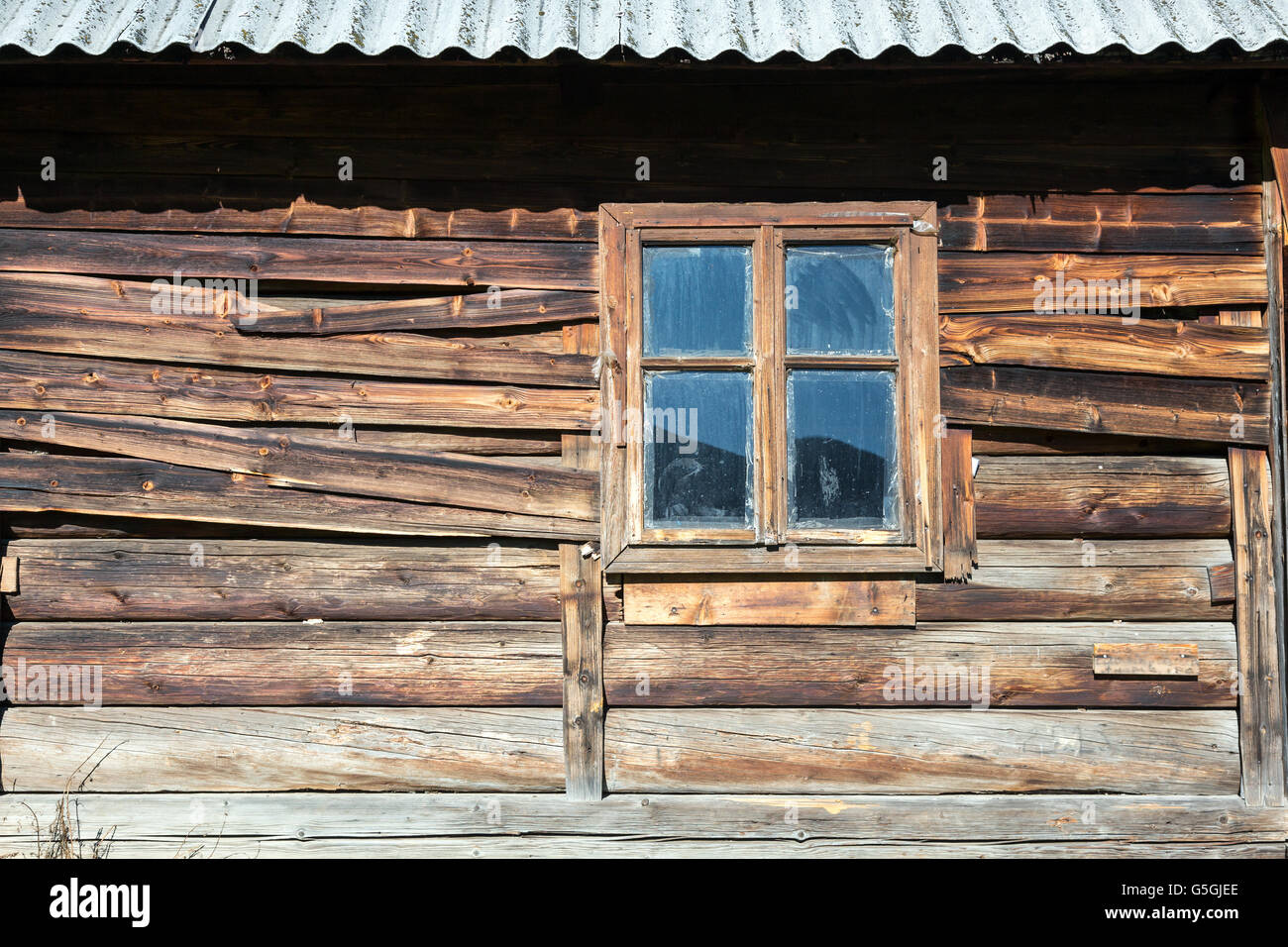 Grobe Holz Wand des Sommers Hirten Hütte mit Fenster Stockfotografie