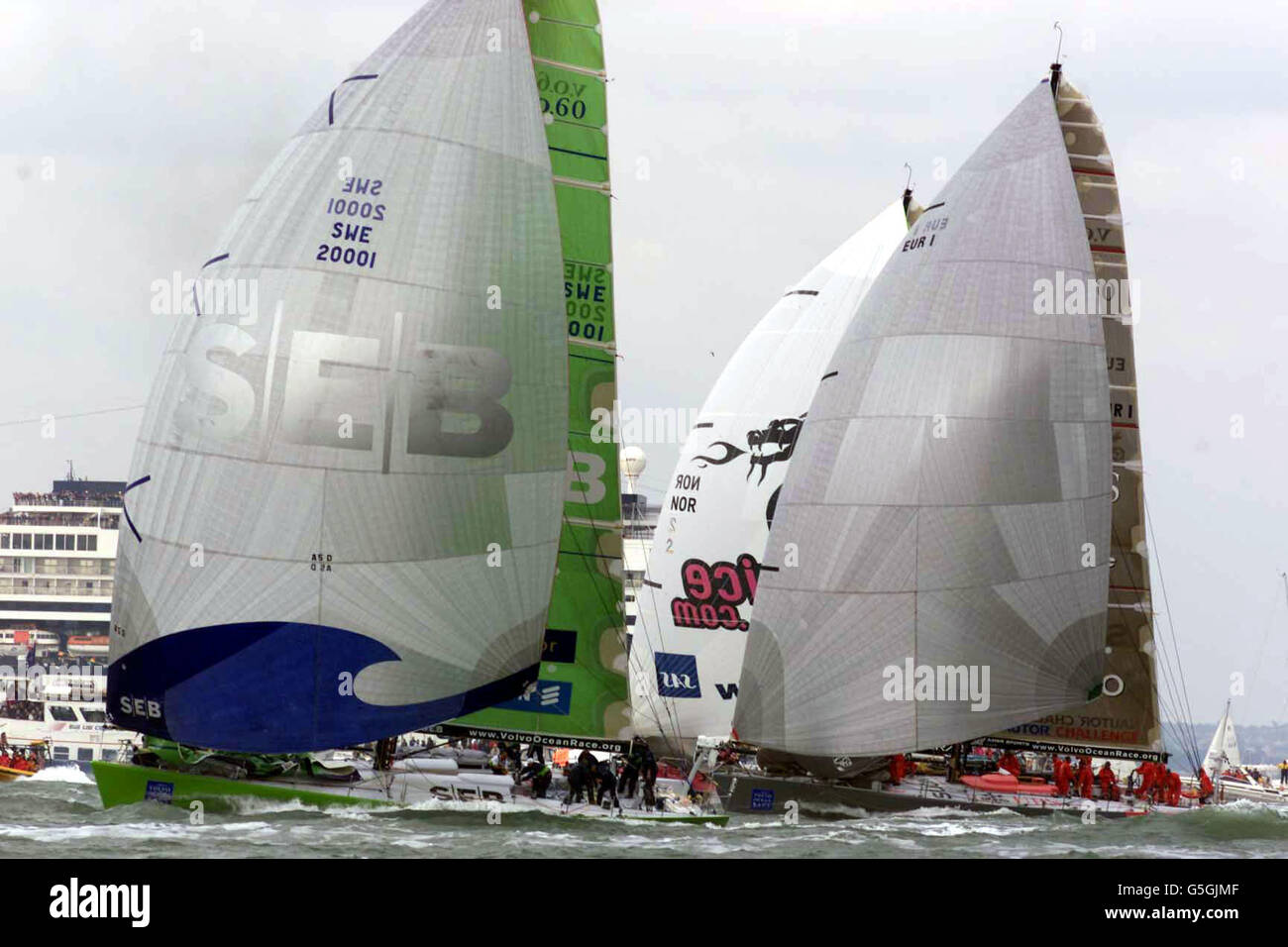 Die Flotte von Volvo Ocean 60's steht am Start des Volvo Ocean Race in der Solent off Cowes. Früher war es das Whitbread Round the World Race und gilt als das härteste Rennen auf 32,000 Meilen mit professionellen Crews. * die erste und längste Etappe führt sie nach Kapstadt in einem einmonatigen Trek über 7350 Seemeilen. Von links nach rechts: SEB, Djuice Dragons und Nautor Challenge. Stockfoto