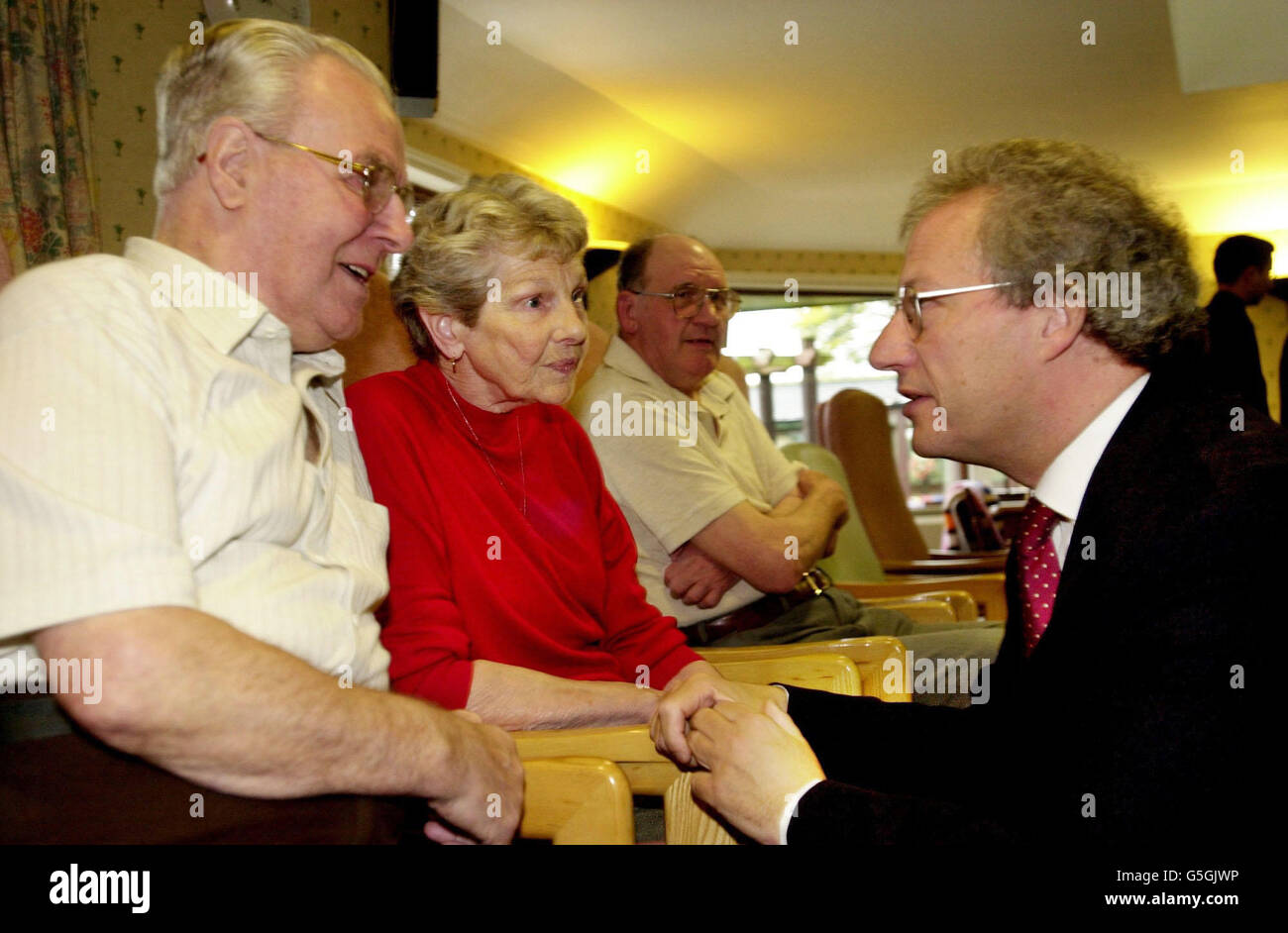 Schottlands erster Minister Henry McLeish spricht mit Margaret und Bill Brownlee, während Dave Bryce McLeishs Besuch im Pflegehaus Brucefield House in Whitburn, West Lothian, zuschaut. * der erste Minister hatte bereits die Vorschläge der schottischen Exekutive zur kostenlosen Betreuung älterer Menschen angekündigt. Stockfoto