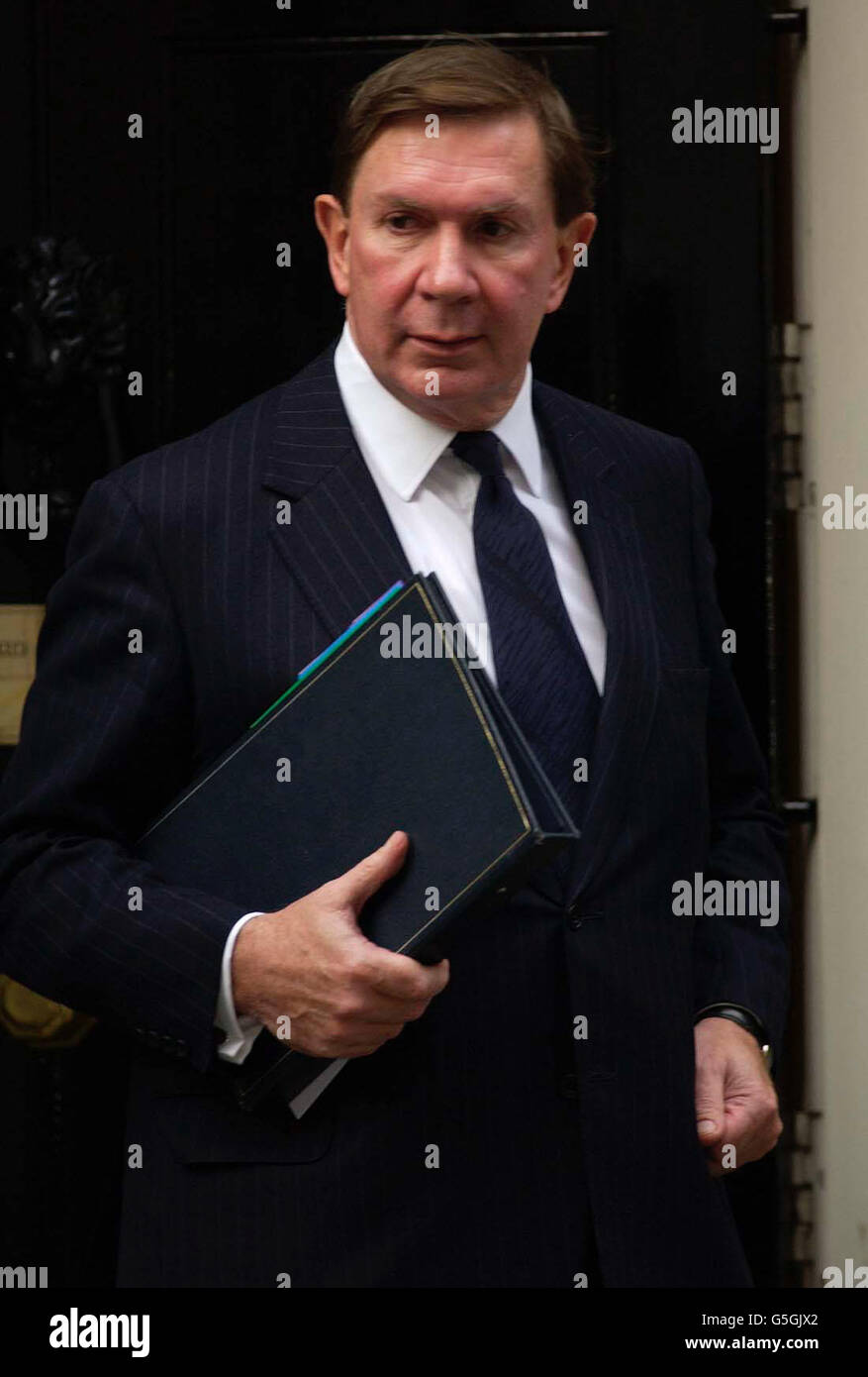 Lord Chancellor Lord Irvine von Lairg verlässt die Downing Street Nr. 10, nachdem Premierminister Tony Blair das Kabinett über die neuesten Entwicklungen bei der Beteiligung Großbritanniens am Krieg gegen den Terrorismus nach den Gräueltaten vom 11. September informiert hatte. * in New York und Washington. Stockfoto