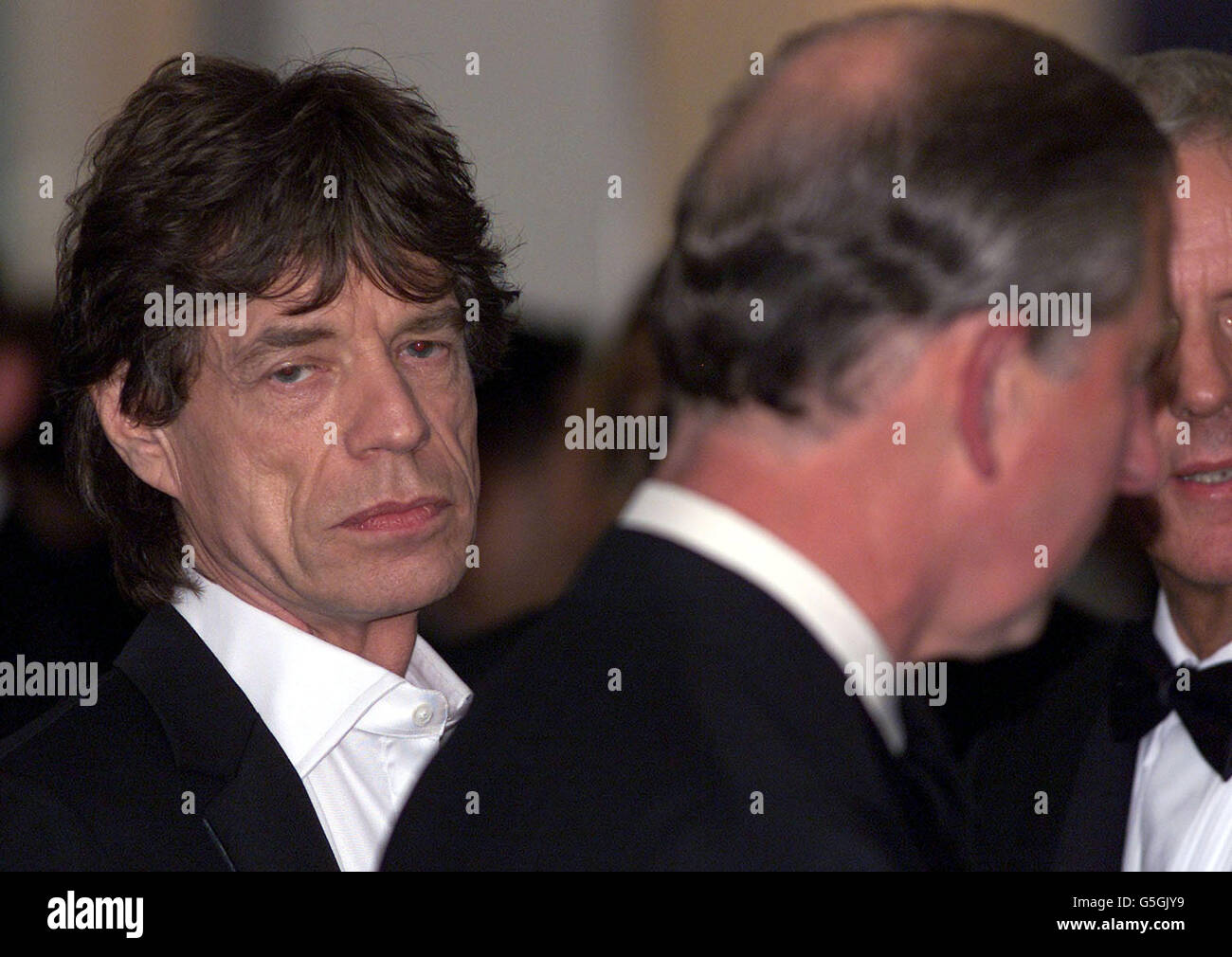 Rolling Stones Sänger und Produzent des Films Enigma, Mick Jagger (links) und Prince Charles bei der Royal Premiere des Films auf dem Leicester Square in London. * Schauspielerin Kate Winslet zog aus der Premiere, nachdem sie angekündigt hatte, sie nehme sich Zeit "aus dem Rampenlicht". Sie sollte an der Veranstaltung in London mit Mitstars der romantischen Geschichte des Zweiten Weltkriegs teilnehmen, die ihr erster öffentlicher Auftritt seit der Trennung von Ehemann Jim Threapleton gewesen wäre. Stockfoto