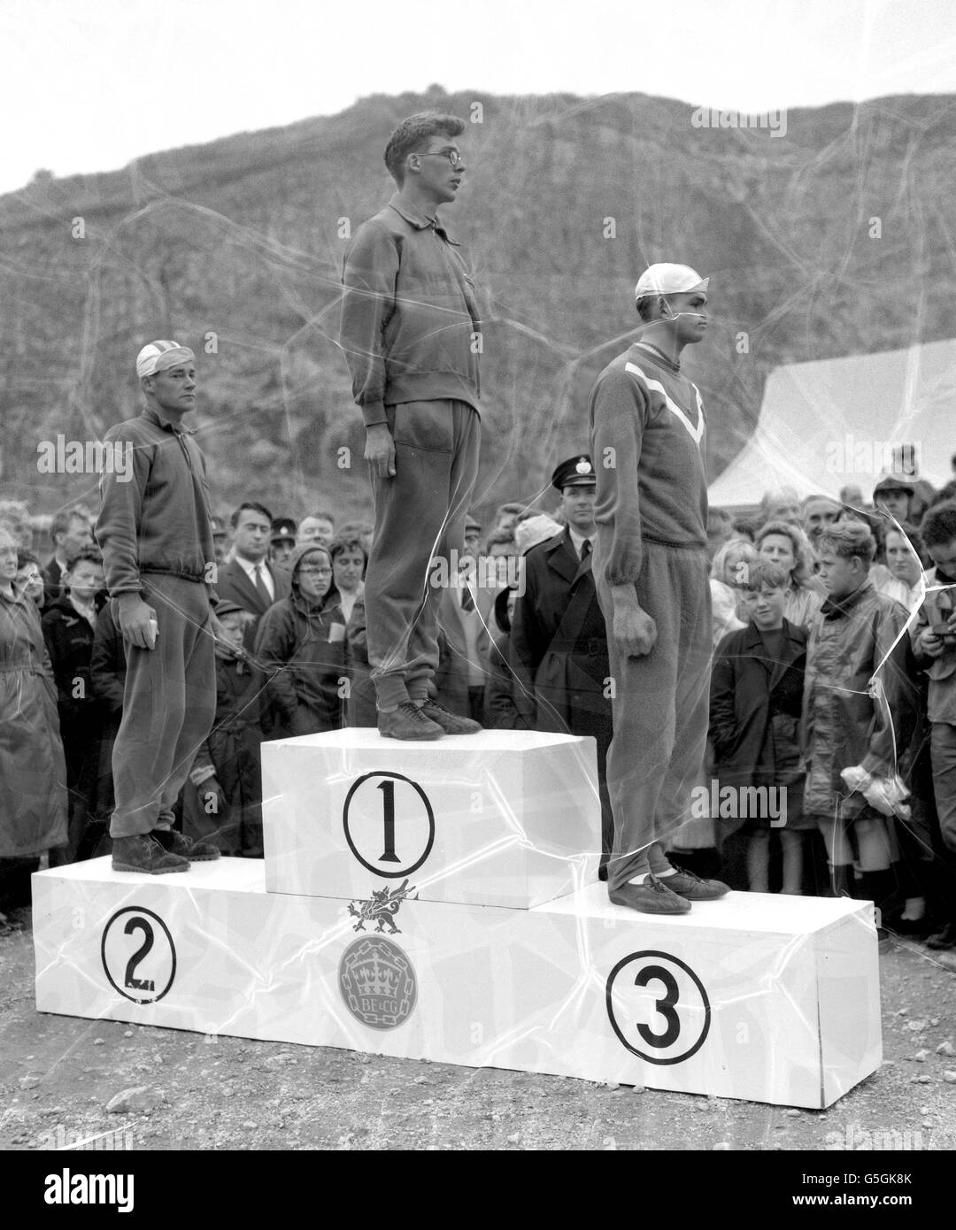 Englands Ray Booty (c) lauscht der Nationalhymne nach dem Sieg beim Men's Road Race. (l) Frank Brazier aus Australien, der Zweiter wurde und auch Stuart Slack von der Isle of man, der Dritter wurde. *beschädigte Platte* Stockfoto