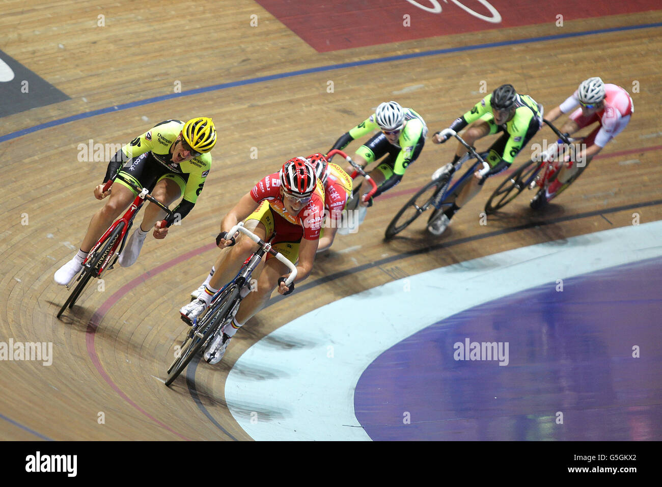 Rennfahrer treten im Rahmen der British National Track Cycling Championships im National Cycling Centre, Manchester, beim Mens Point Race Final an. Stockfoto