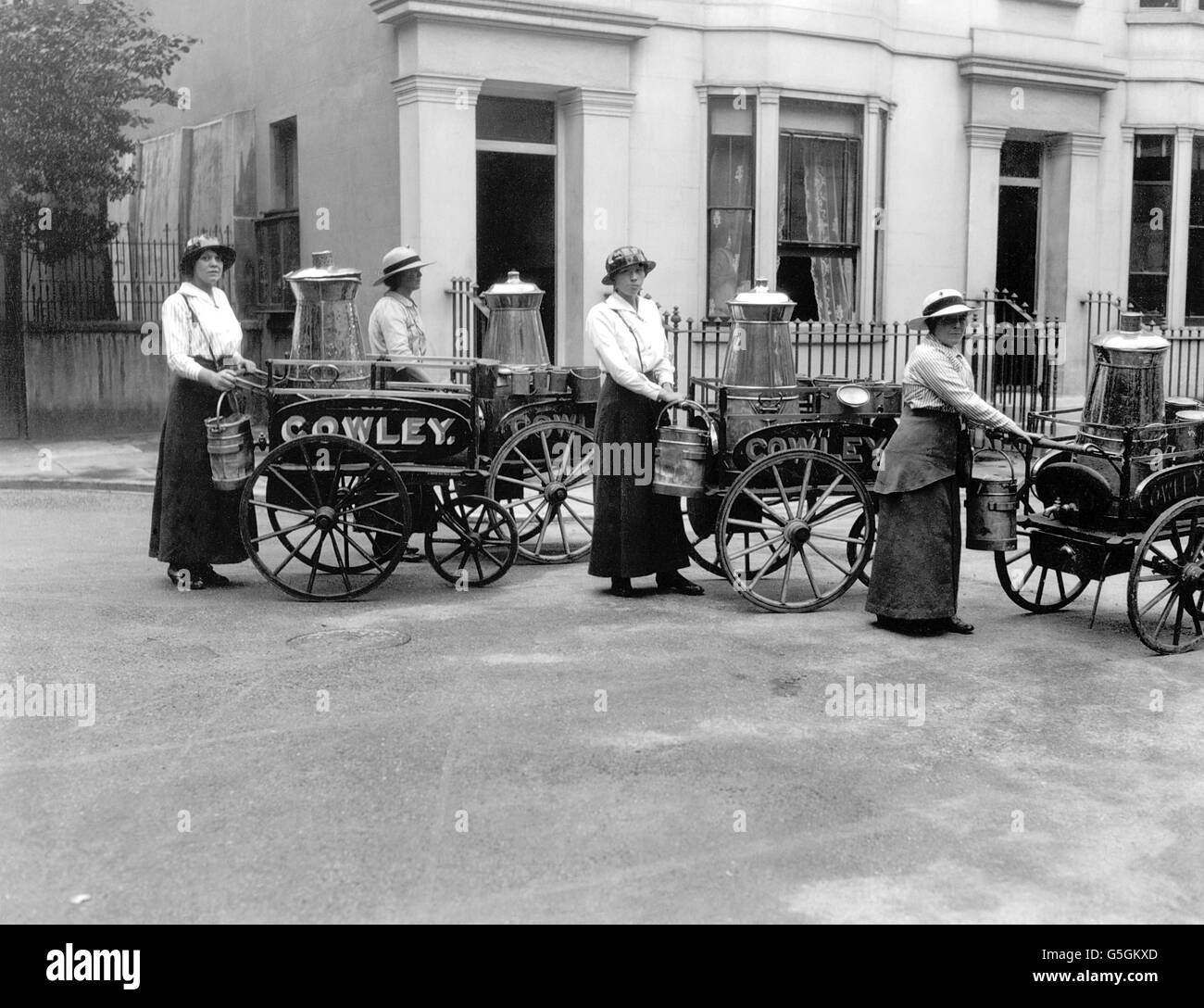 Arbeiterinnen, die während des Ersten Weltkriegs in Brighton ihre Milchrunden begannen. Stockfoto