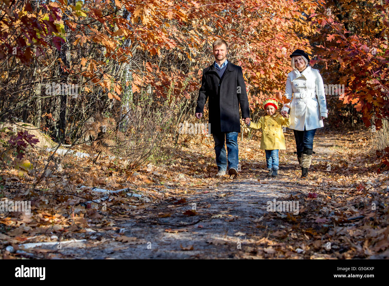 Zwei-Generationen-Familie Wandern im herbstlichen Wald-Vorderansicht Stockfoto