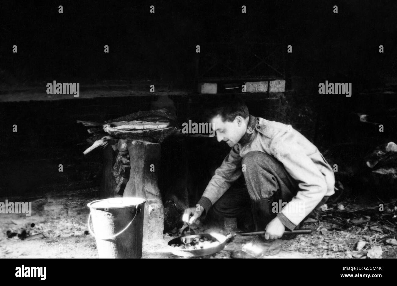 Erster Weltkrieg - Soldat bereitet Essen Stockfoto