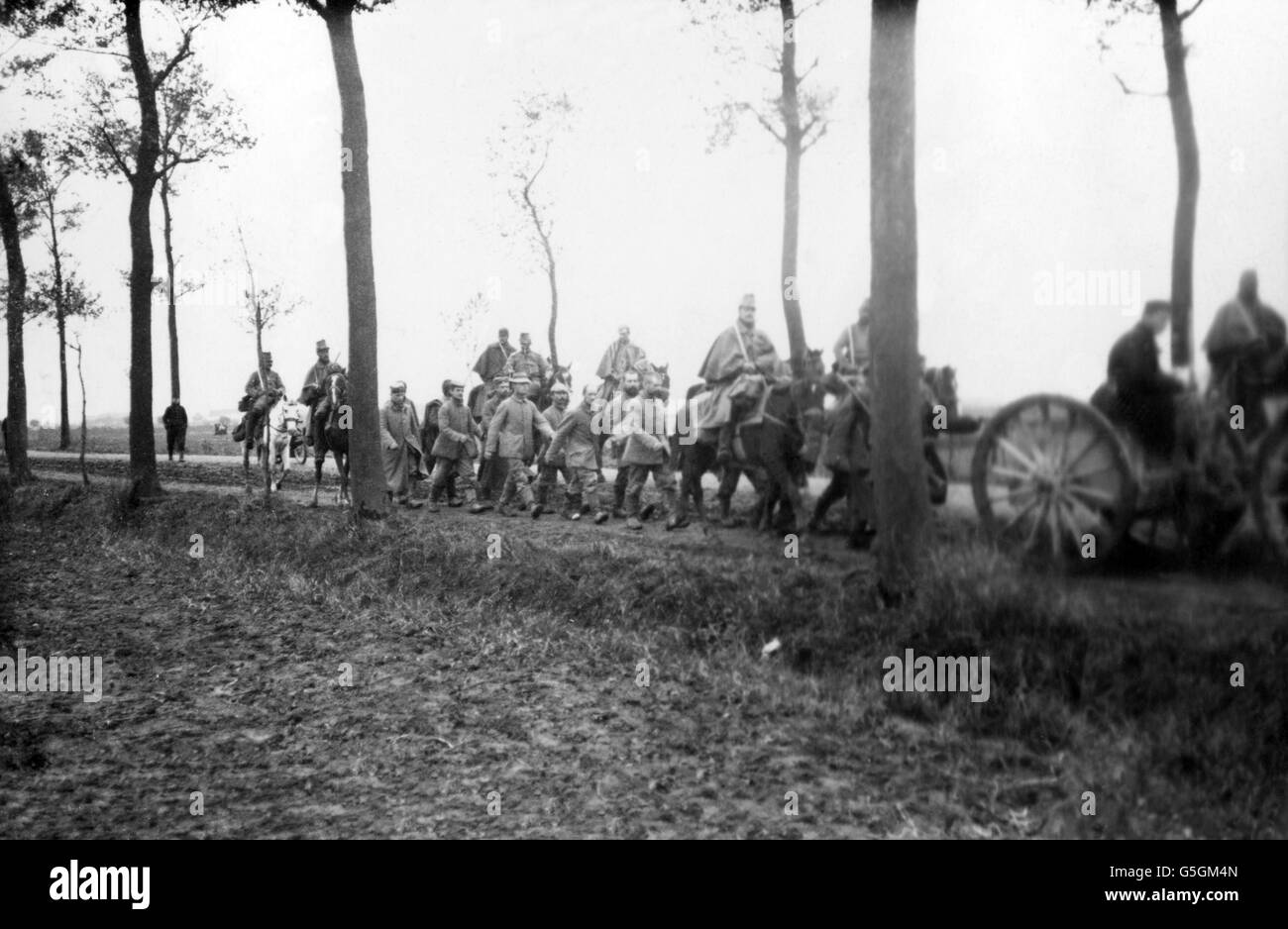 Erster Weltkrieg - französische Truppen nehmen deutsche Gefangene in Furnes - Belgien Stockfoto