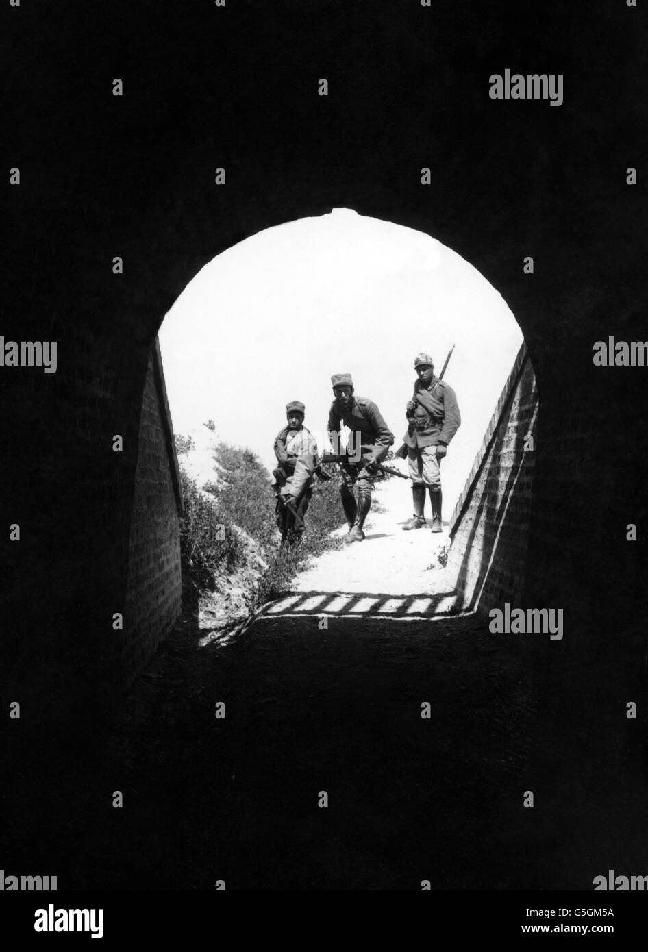 Erster Weltkrieg, Armeetruppen. Bewaffnete Soldaten an der Mündung eines Tunnels. Stockfoto