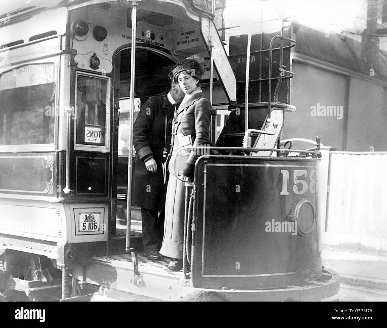 Weibliche Straßenbahnleiter, die während des Ersten Weltkriegs von der London United Tramways Company Limited angestellt wurden. Stockfoto