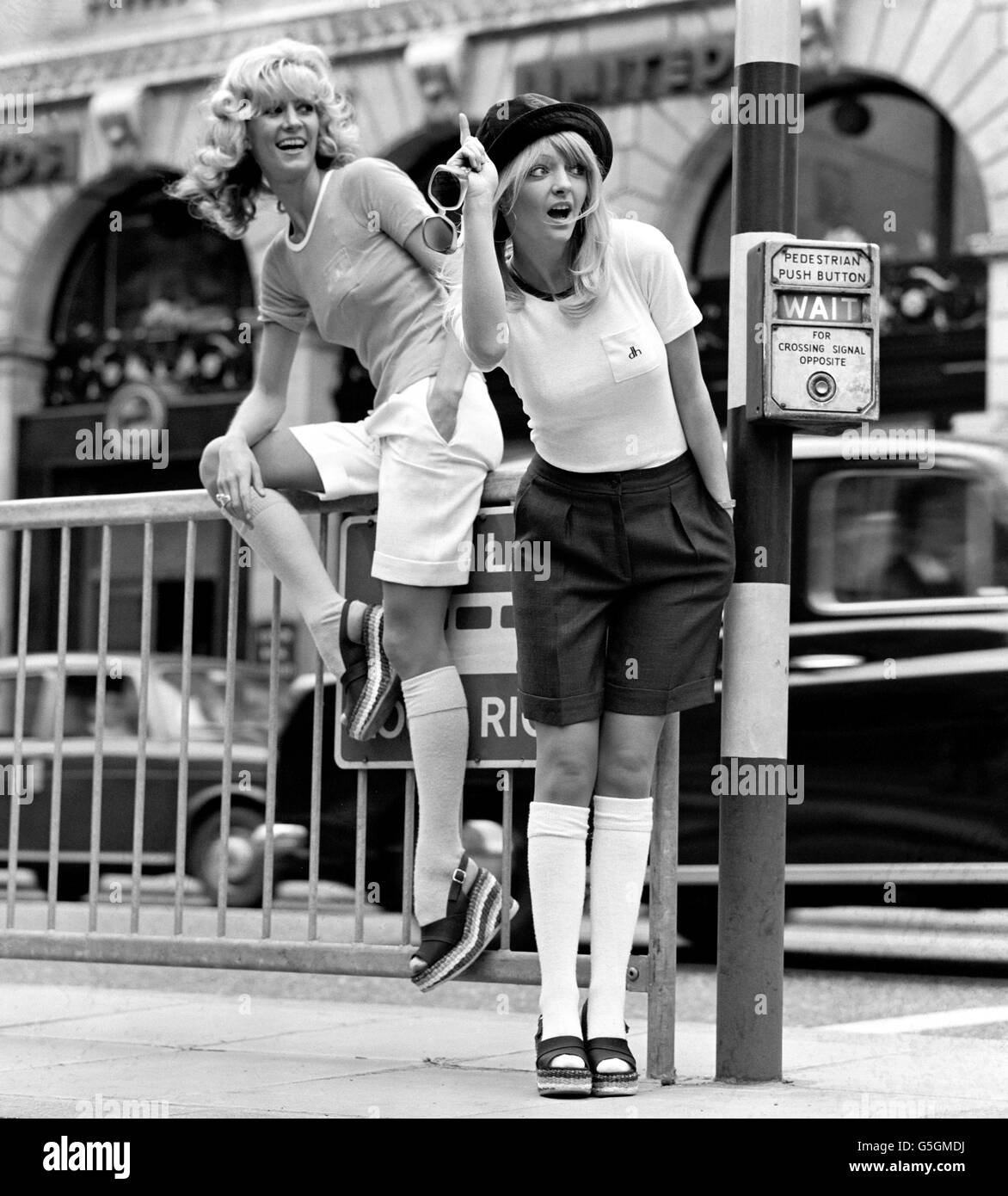 SEVENTIES FASHION 1975: Der Short Cut to Summer Style kommt in Form dieser Shorts und T-Shirts von Daniel Hechter aus Paris. Sie werden von Vicki Hodge (links) und Karen Kerr getragen. Stockfoto