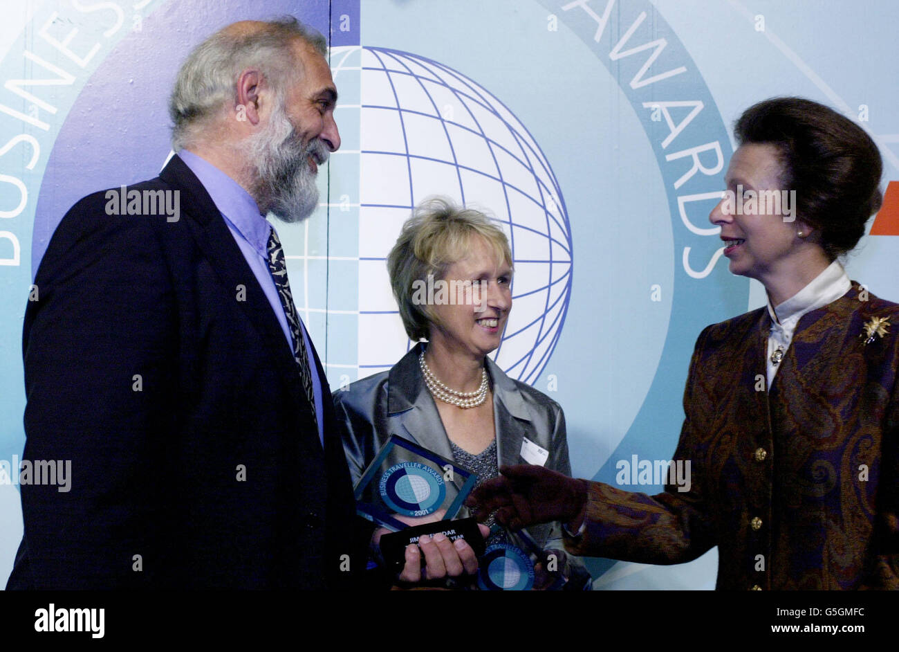 The Princess Royal (rechts) überreicht Jim Shekdar von Leamington Spa und Polly Vacher von Oxfordshire beim Business Traveller 2001 Awards Lunch im Dorchester Hotel im Zentrum von London die Traveller of the Year Awards. * .... Jim ist der einzige Allrowler, der ohne Unterstützung den Pazifik überquert, und Polly ist die erste Frau, die das kleinste Einzelmotorflugzeug der Welt fliegt. Die Auszeichnungen wurden von der Prinzessin Royal verliehen und würdigen die Luftfahrtindustrie und Geschäftsreisen. Stockfoto