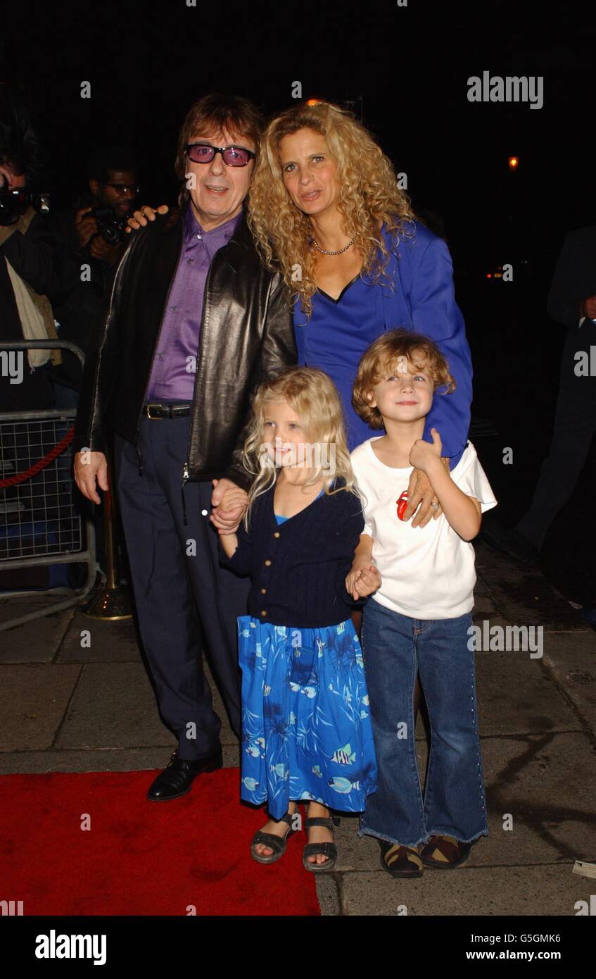 Der ehemalige Rolling Stone-Bassist Bill Wyman mit seiner Frau Suzannah und ihren beiden Töchtern, die im Sticky Fingers Café in London zur Vorstellung seines neuen Buches „Blues Odyssey“ eintreffen. Stockfoto