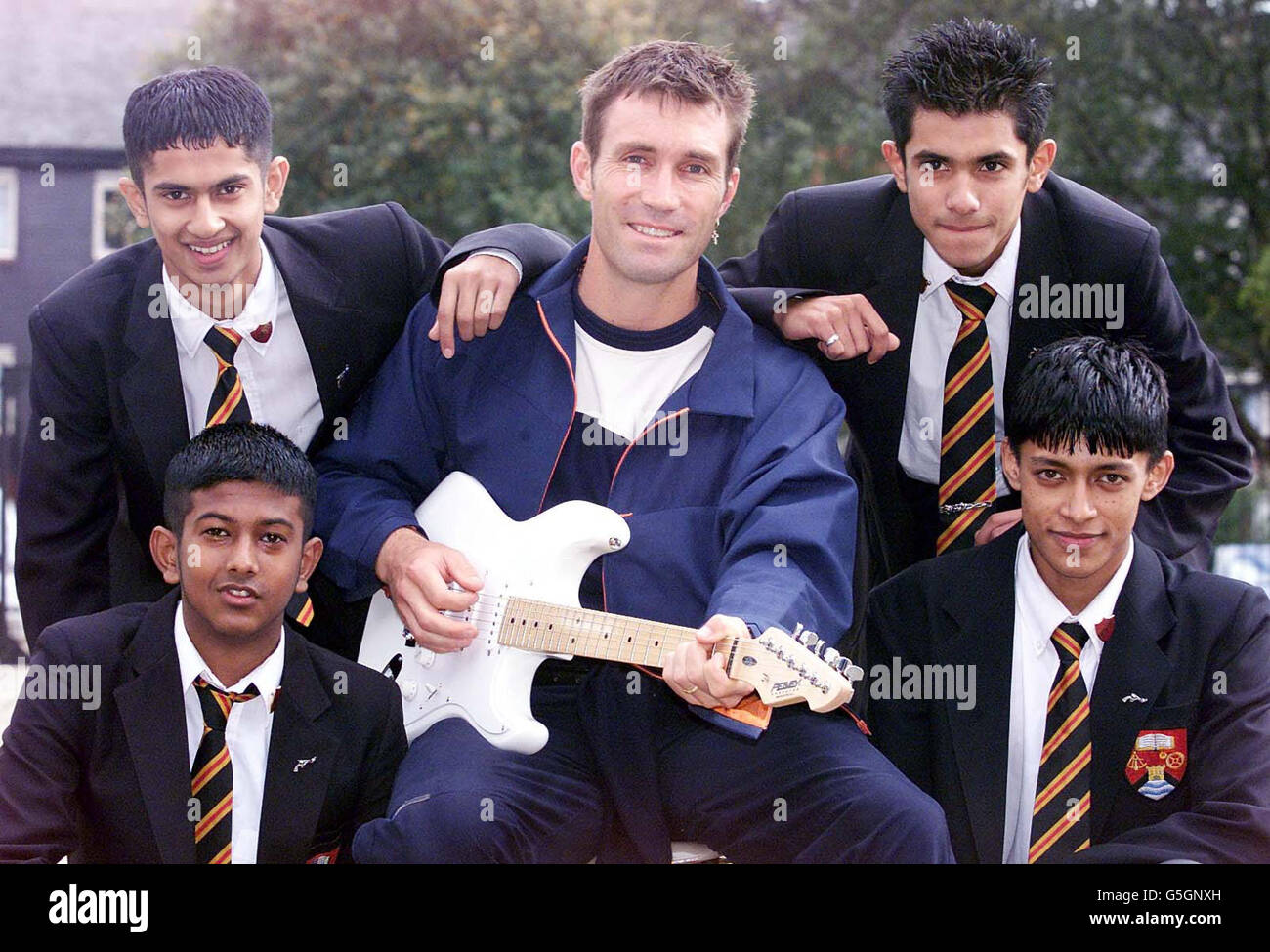 Der ehemalige wimbledon-Tennissieger und Gitarrist Pat Cash mit Shamim Miah, Syed Ahmed, Atiqul Ambia und Kaiyesh Miah (L-R, unterste Reihe), alle 15 Jahre alt, startet Music for All an der Stepney Green Boys School in East London. *...Music for All ist eine Initiative der Music Industries Association, um Menschen zu ermutigen und zu unterstützen, die lernen wollen, ein Instrument zu spielen, eine Band zu gründen und Live-Musik zu spielen. Stockfoto