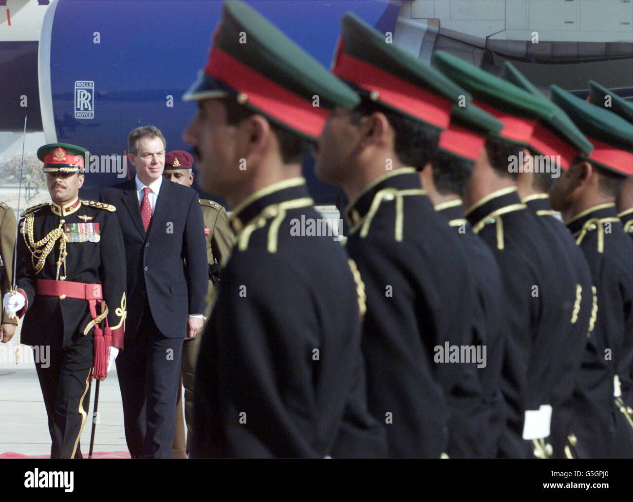 Der britische Premierminister Tony Blair inspiziert die Ehrenwache, als er in Muscat im Oman ankommt. Blair wird die Al Sha'afa-Basis, das Kommandozentrum der Operation Swift Sword II, mit mehr als 20,000 britischen Militärangehörigen und Frauen besichtigen. * im größten Einsatz seit dem Golfkrieg. Stockfoto