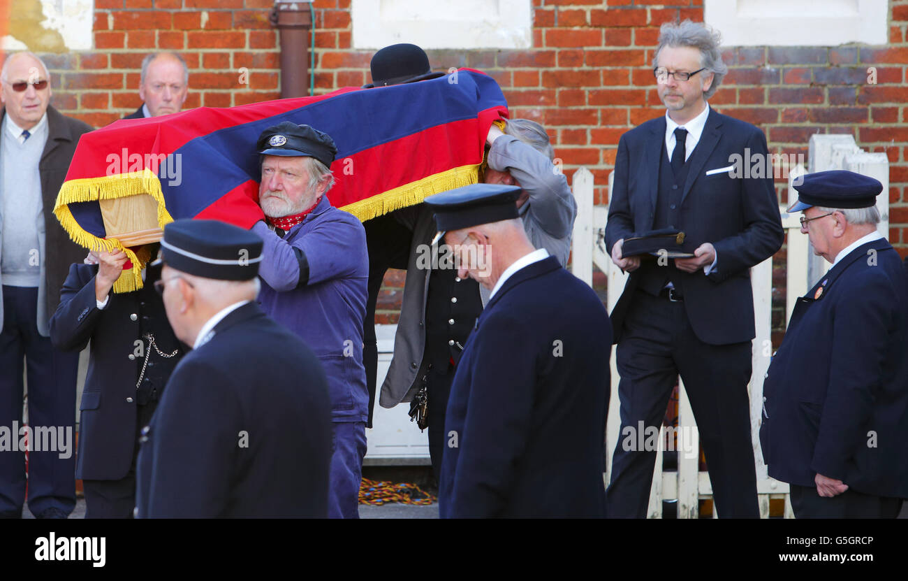 Der Sarg von Bernard Holden, dem Gründer der Bluebell Railway, wird vor seiner Beerdigung in einen Bremsvan auf der Dampfeisenbahn Bluebell Line am Bahnhof Sheffield Park bei Lewes, East Sussex, verladen. Stockfoto