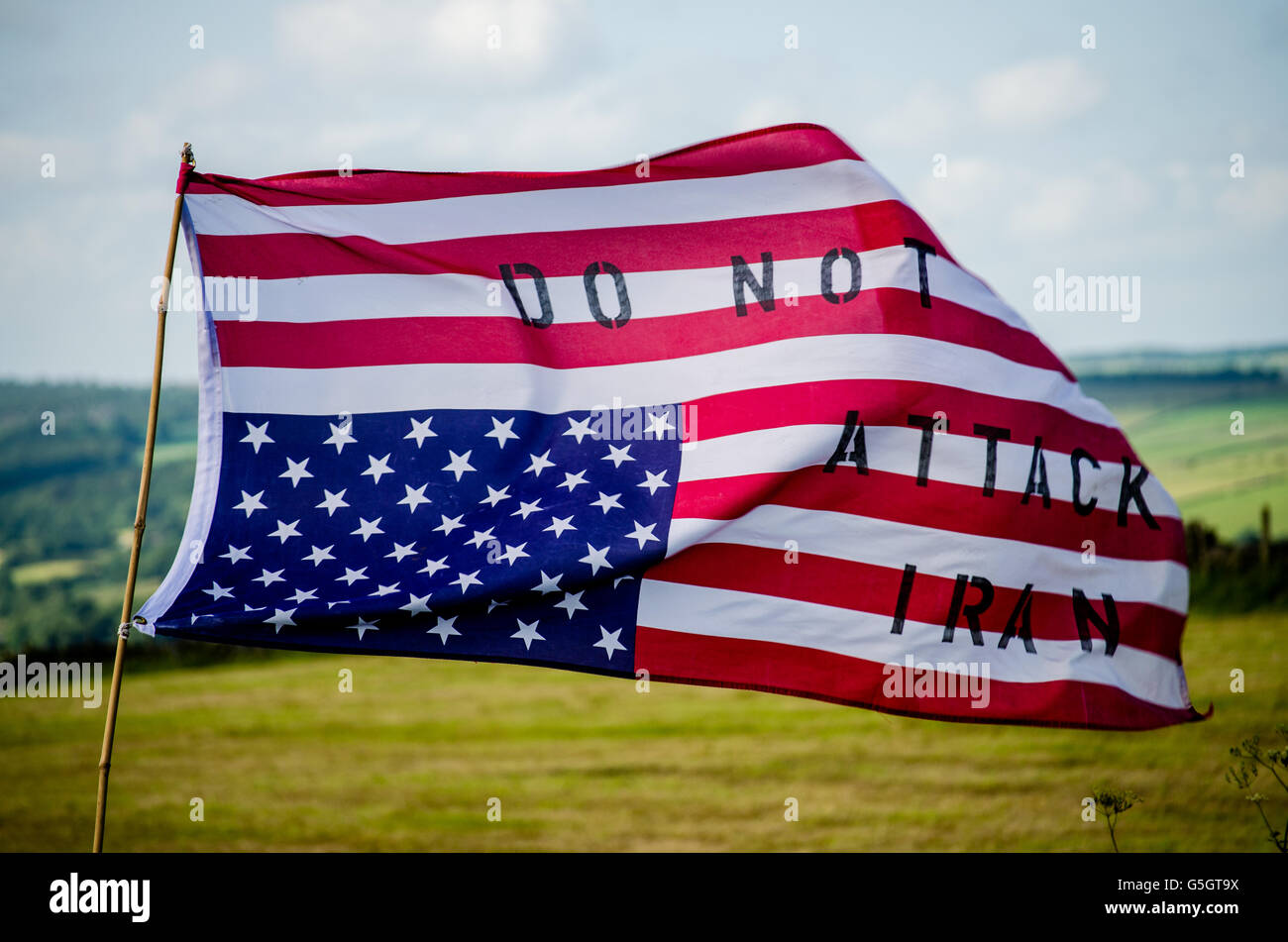 Eine amerikanische Flagge mit den Worten bombardieren nicht darauf genäht Iran. Während ein Vierter Juli Protest in Menwith Hill Stockfoto