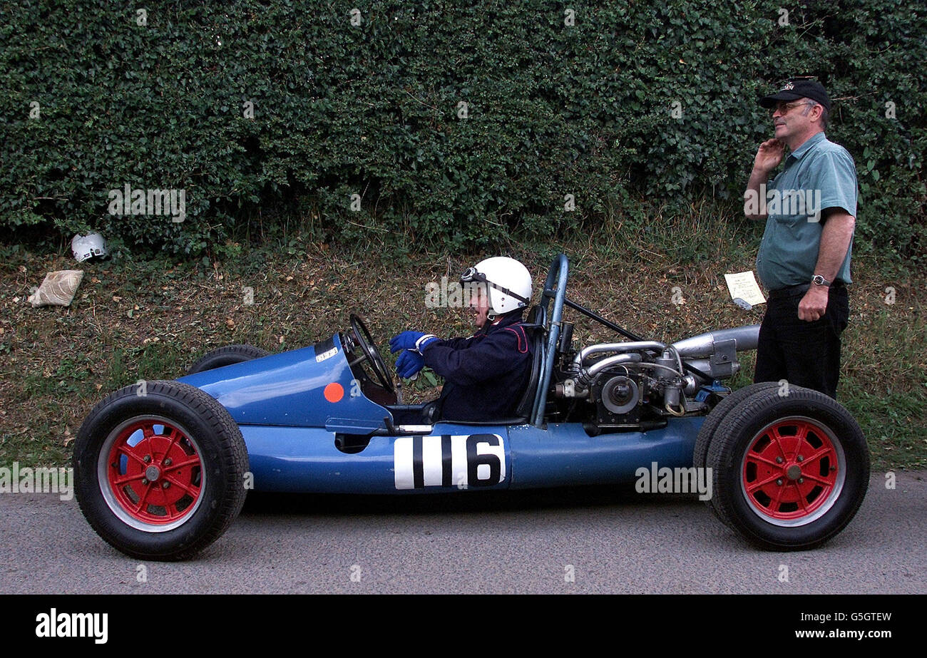 Roger Willoughby bereitet sich darauf vor, seinen Riley IFS aus der Ära 1926 auf den Shelsley Hill zu fahren. In der shelsley Walsh Praxis in Worcestershire. Stockfoto