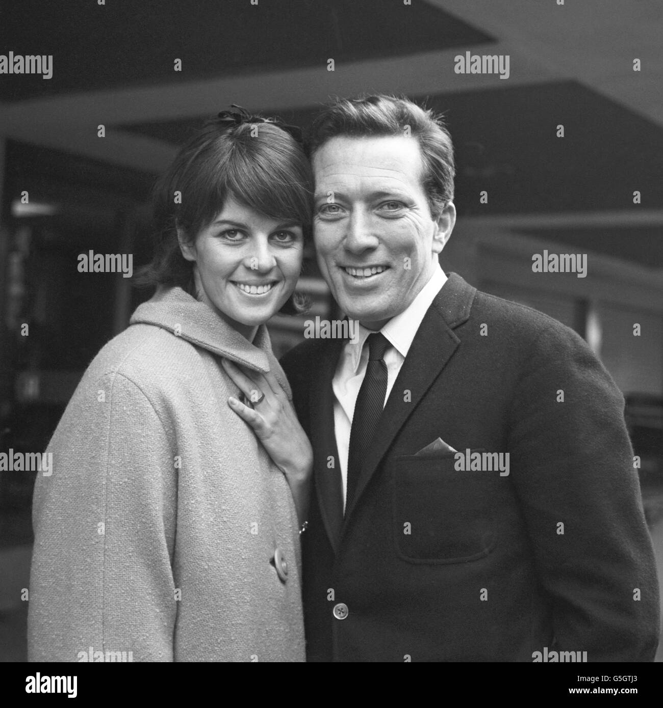 Der amerikanische Sänger Andy Williams und seine Frau Claudine bei ihrer Ankunft am Flughafen Heathrow. Sie sind aus Paris angereist, um an der Premiere des Films 55 Days in Peking teilzunehmen. Stockfoto
