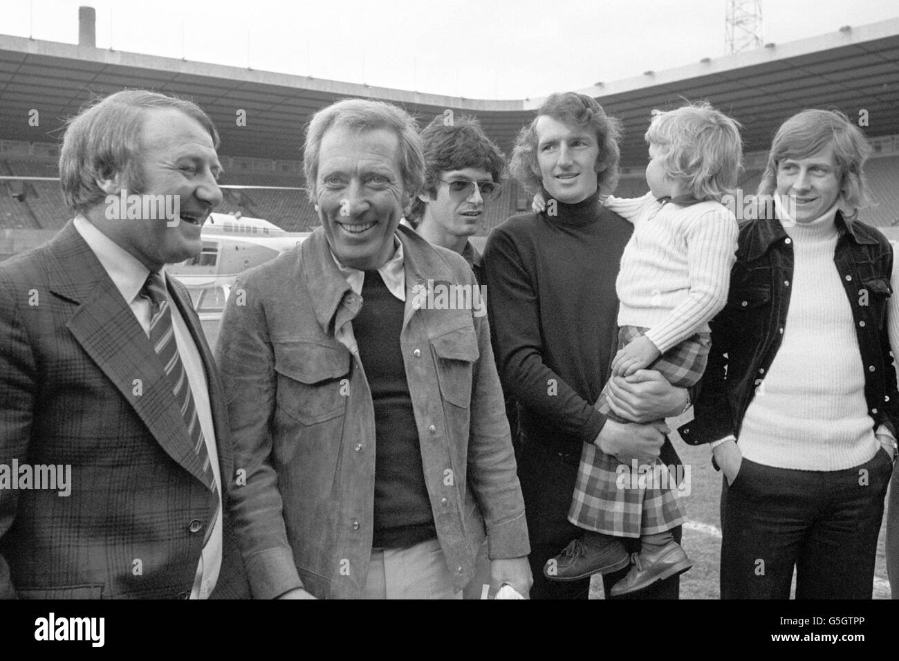 Der amerikanische Sänger Andy Williams trifft auf Manchester United Spieler bei Old Trafford während seiner British Tour, darunter Manager Tommy Docherty, Willie Morgan und Alex Stepney. Stockfoto