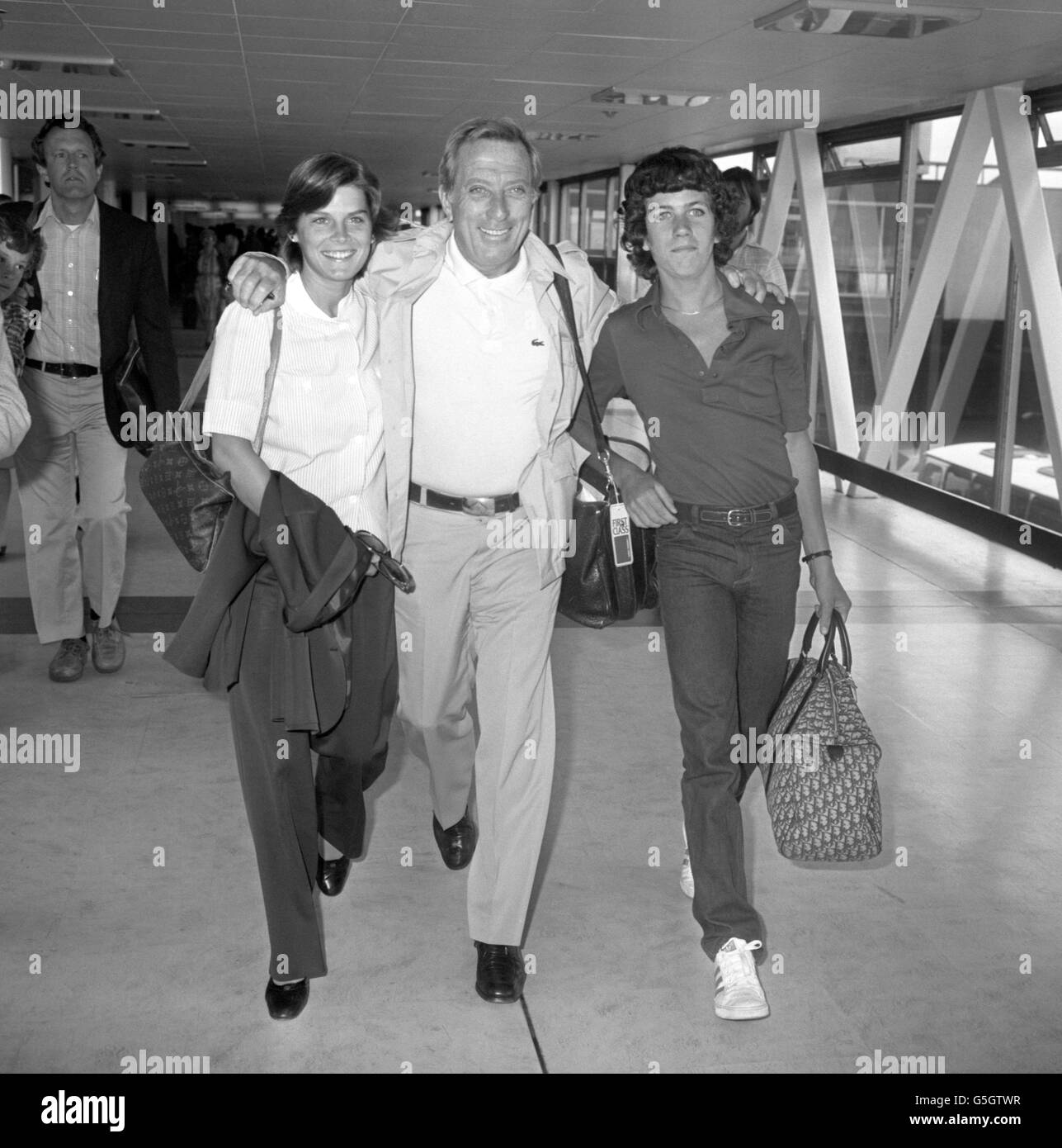 Der Singing-Star Andy Williams kommt mit seinem Sohn Christian und seiner Freundin Laurie Webb (l.) am Flughafen Heathrow an. Stockfoto